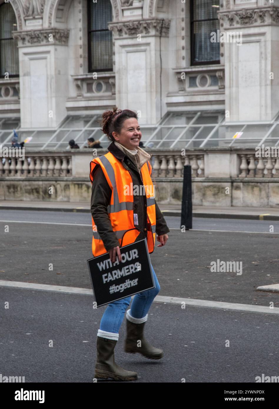 Westminster, London, Großbritannien. Dezember 2024. Britische Bauern protestieren in ihren Traktoren vor der offiziellen Residenz des britischen Premierministers in Zentral-London. Dort stellen die Regierungen die Änderungen der Erbschaftssteuer für Landwirte in Frage. Die Proteste sagen, dass die Steuer verheerende Auswirkungen auf die Landwirtschaft und die Nahrungsmittelproduktion haben wird. Kredit: Lactualité Paris 24h/Alamy Live News Stockfoto