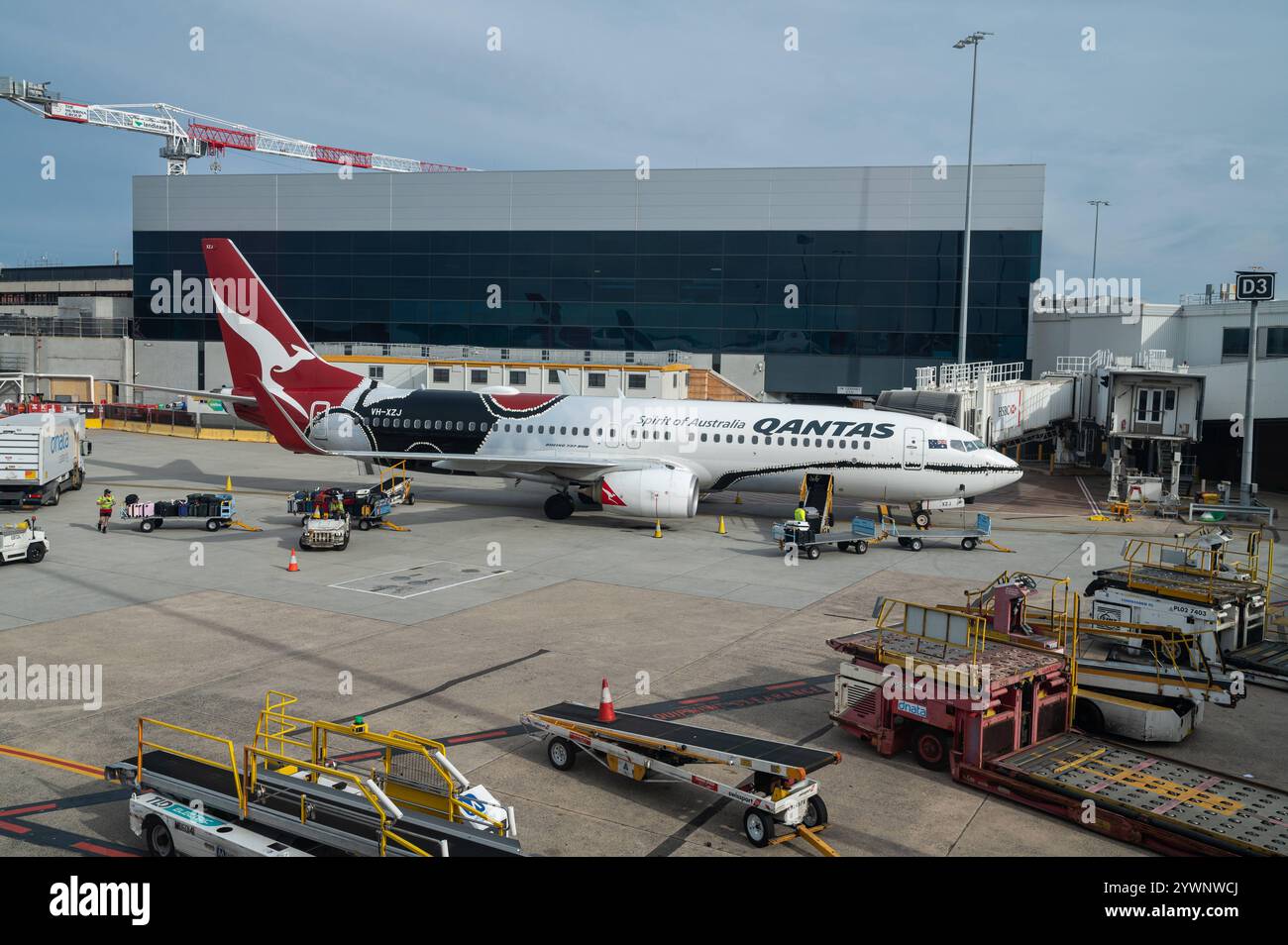 02.11.2024, Melbourne, Victoria, Australien - ein Boeing 737-800 Passagierflugzeug der australischen Fluggesellschaft Qantas Airways mit der Registrierung VH-XZJ und der Mendoowoorrji Sonderlackierung parkt auf dem Vorfeld des internationalen Flughafens Melbourne Tullamarine. Qantas ist Mitglied der oneworld Airline-Allianz. *** 02 11 2024, Melbourne, Victoria, Australien Ein 737 800 Passagierflugzeug der australischen Fluggesellschaft Qantas Airways mit der Registrierung VH XZJ und der Mendoowoorrji Sonderlackierung parkt auf dem Vorfeld des Melbourne Tullamarine International Airport Qantas is a ME Stockfoto