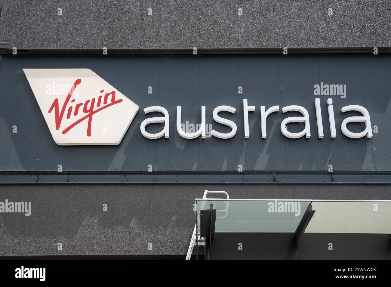 02.11.2024, Melbourne, Victoria, Australien - Schild und Firmenschriftzug der Virgin Australia Fluggesellschaft am Flughafen Melbourne Tullamarine. *** 02 11 2024, Melbourne, Victoria, Australien Zeichen und Firmenlogo der Virgin Australia Airline am Melbourne Tullamarine Airport Stockfoto