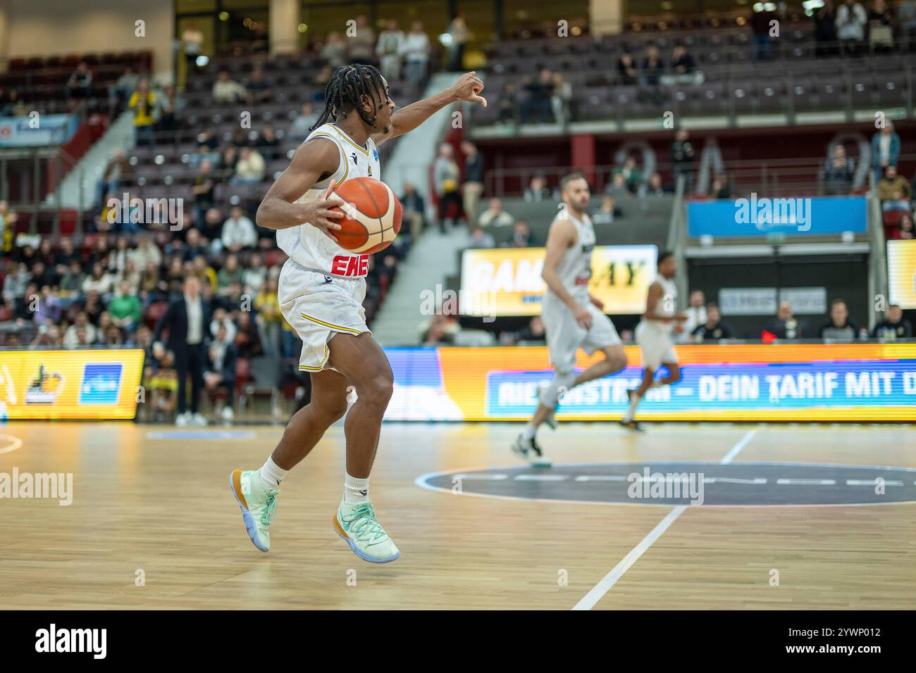 Ludwigsburg, Deutschland. Dezember 2024. Ezra Manjon (MHP Riesen Ludwigsburg, #15), GER, MHP Riesen Ludwigsburg vs. Fribourg Olympic Basket, Basketball, FIBA, Europacup, Best of 16, 2. Spieltag, Spielzeit 2024/2025, 11.12.2024, Foto: Eibner-Pressefoto/Sascha Walther Credit: dpa/Alamy Live News Stockfoto