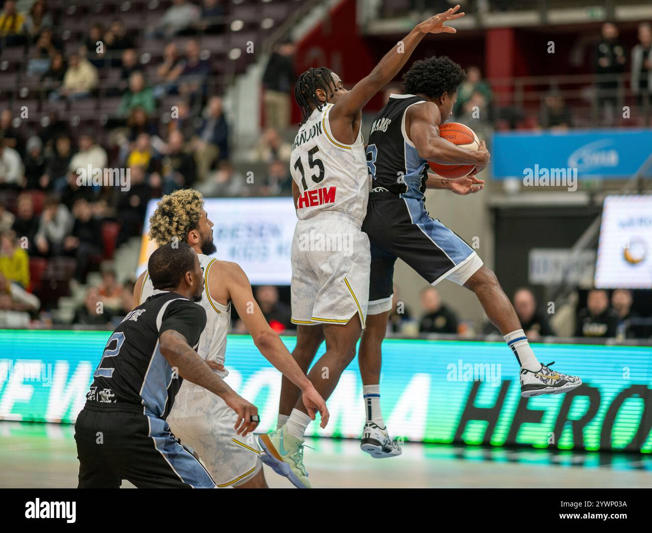 Ludwigsburg, Deutschland. Dezember 2024. Ezra Manjon (MHP Riesen Ludwigsburg, #15), Anthony Williams (Fribourg Olympic Basket, #03), GER, MHP Riesen Ludwigsburg vs. Fribourg Olympic Basket, Basketball, FIBA, Europacup, Best of 16, 2. Spieltag, Spielzeit 2024/2025, 11.12.2024, Foto: Eibner-Pressefoto/Sascha Walther Credit: dpa/Alamy Live News Stockfoto