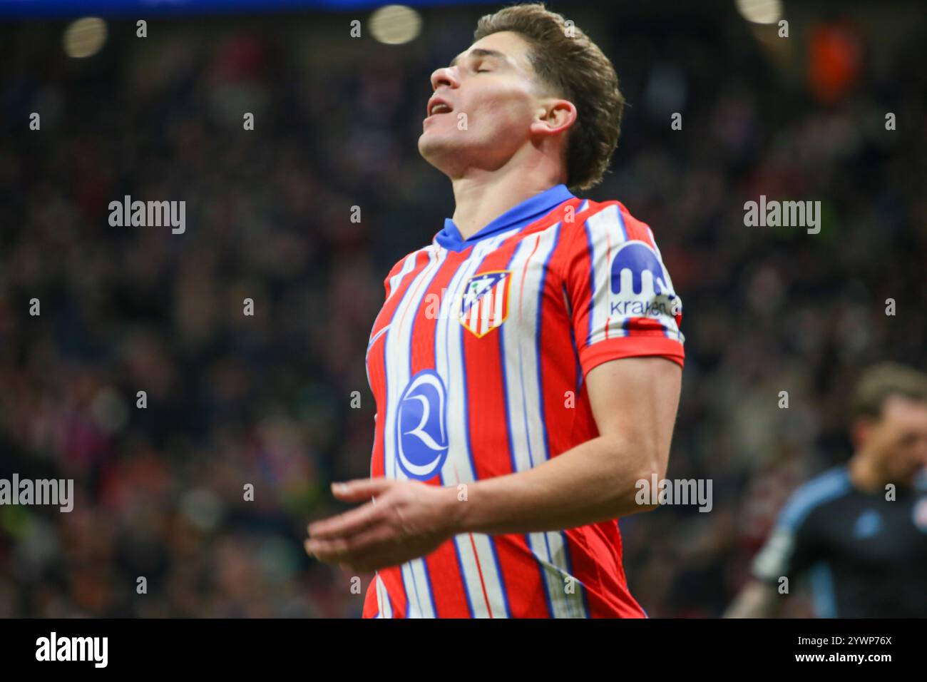 Madrid, Spanien, 11. Dezember 2024: Atletico Madrids Spieler Julián Álvarez (19) bedauert einen Fehler beim 2024-25 Spiel der UEFA Champions League Runde 6 am 11. Dezember 2024 zwischen Atletico Madrid und Slovan Bratislava im Riyadh Air Metropolitano Stadium in Madrid. Quelle: Alberto Brevers / Alamy Live News. Stockfoto