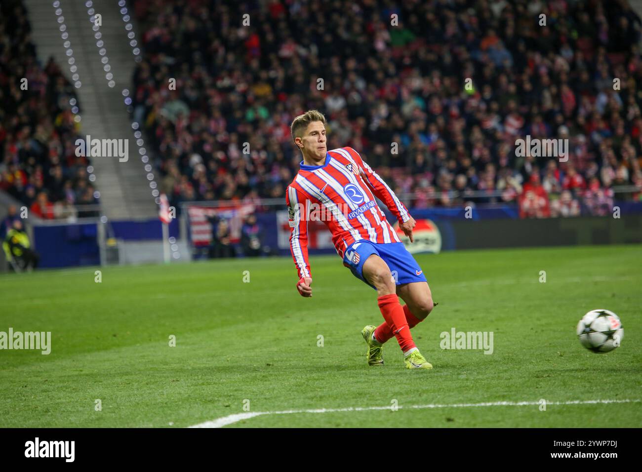 Madrid, Spanien, 11. Dezember 2024: Giuliano Simeone (22) von Atletico Madrid (22) übergibt den Ball während des 6. Runde-6-Spiels der UEFA Champions League 2024-25 zwischen Atletico Madrid und Slovan Bratislava am 11. Dezember 2024 im Riyadh Air Metropolitano Stadion in Madrid. Quelle: Alberto Brevers / Alamy Live News. Stockfoto