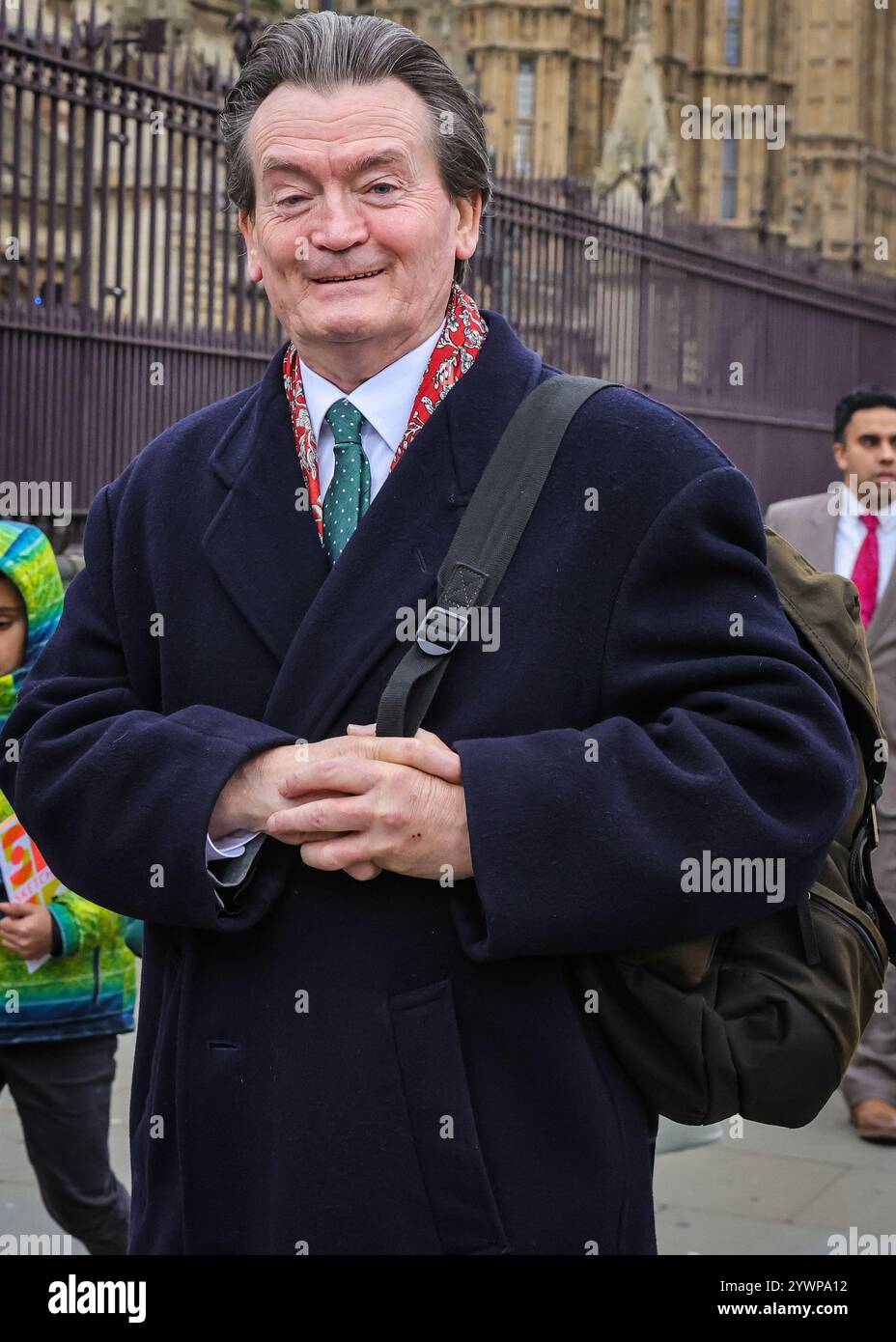 London, Großbritannien. Dezember 2024. Feargal Sharkey, OBE spaziert heute durch die Houses of Parliament in Westminster. Sharkey, der ehemalige Frontmann der Untertöne und Solosänger, ist heute vor allem für seine Umweltkampagnen bekannt und hält Wasserunternehmen zur Verantwortung für Wasserverschmutzungsprobleme. Quelle: Imageplotter/Alamy Live News Stockfoto