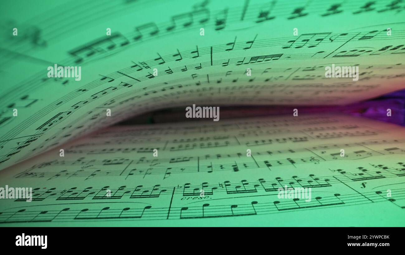 Makrohintergrund eines geretteten mittelalterlichen Buches mit alten Notenschriften, Glowing Neon Light. Textur alter handgeschriebener klassischer Sinfonie Stockfoto