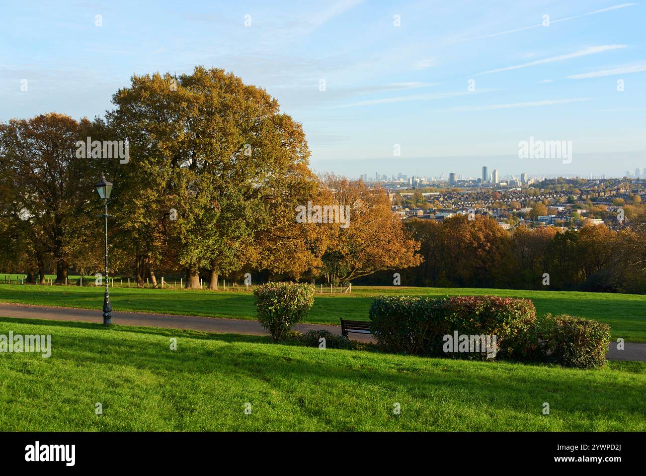 London Skyline und Alexandra Park im Herbst, London UK Stockfoto