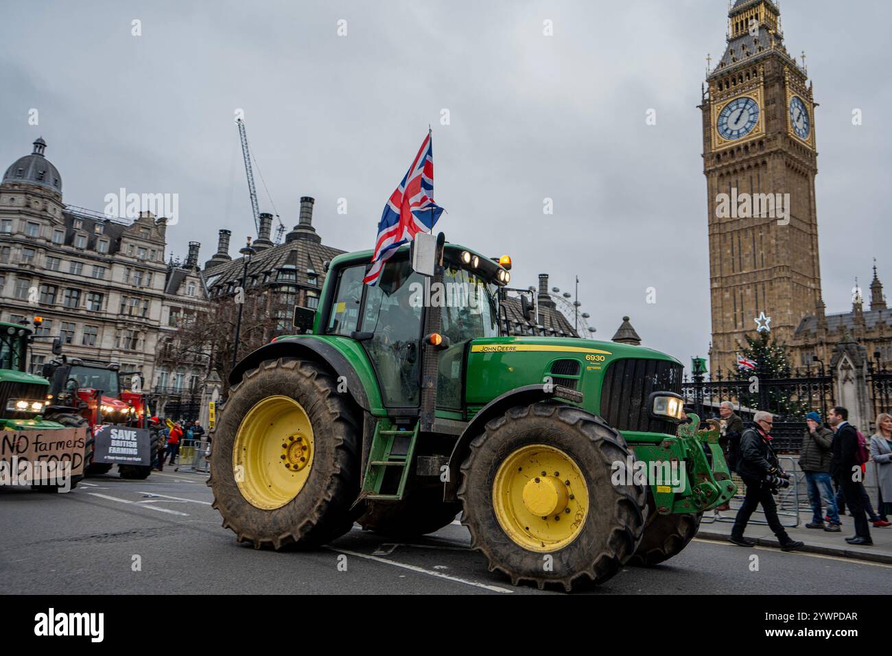 London, Großbritannien. Dezember 2024. Ein Konvoi aus Hunderten von Traktorakten, die am Parlamentsgebäude vorbeigingen, um gegen die erhöhte Erbschaftssteuer zu protestieren, die die Landwirte am härtesten treffen wird. Die Bauern trafen sich heute zum zweiten Mal in einem Monat auf dem Parlamentsplatz in Hunderten von Traktoren zusammen, um gegen die Erbanhebung der Erbschaftssteuer durch die Regierung zu protestieren, die die Steuern für die Landwirtschaft erheblich erhöht. Quelle: SOPA Images Limited/Alamy Live News Stockfoto