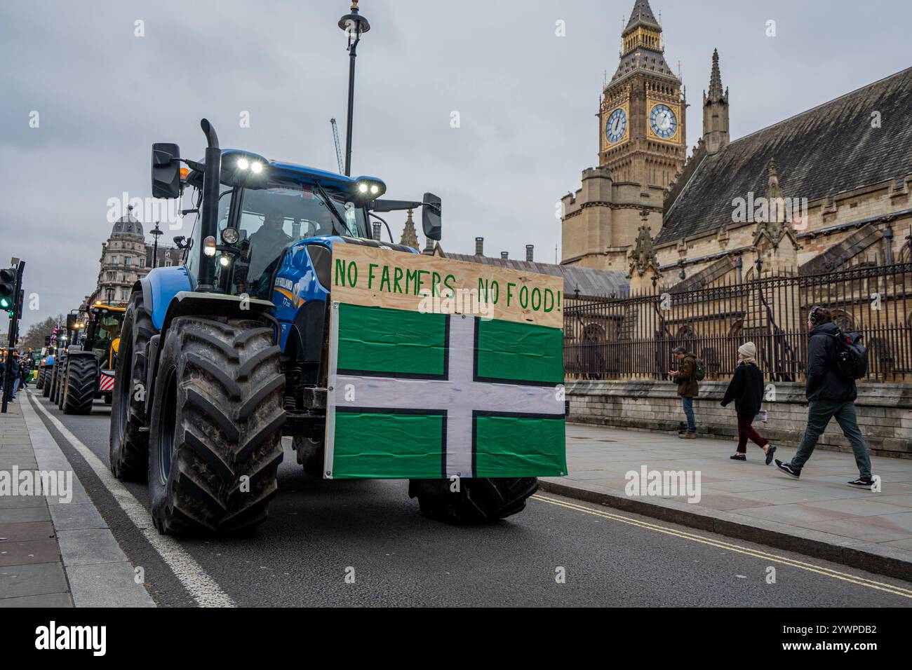 London, Großbritannien. Dezember 2024. Ein Traktor mit einem Plakat, auf dem die Ansichten der Landwirte zum Ausdruck gebracht werden, reichte vor dem Parlament ein, um gegen die erhöhte Erbschaftssteuer zu protestieren, die die Landwirte am härtesten treffen wird. Die Bauern trafen sich heute zum zweiten Mal in einem Monat auf dem Parlamentsplatz in Hunderten von Traktoren zusammen, um gegen die Erbanhebung der Erbschaftssteuer durch die Regierung zu protestieren, die die Steuern für die Landwirtschaft erheblich erhöht. Quelle: SOPA Images Limited/Alamy Live News Stockfoto