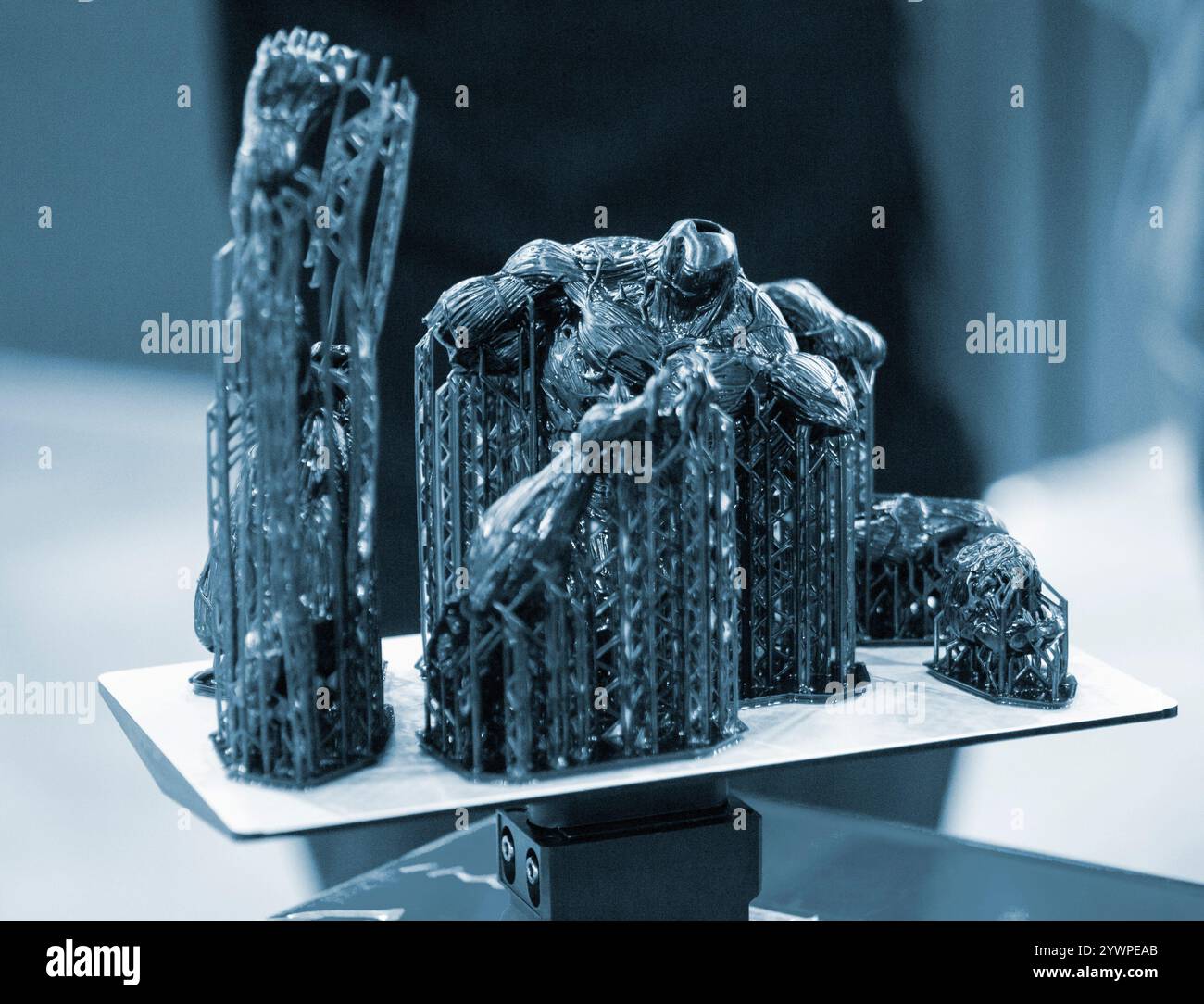 Schwarzes Modell mit Stützen, die auf 3D-Druckern in Nahaufnahme gedruckt werden. Teil des Objekts, das auf dem 3D-Drucker aus gehärtetem Gummi unter Einfluss von UV-Licht erzeugt wurde. SLA 3D-Drucktechnologie. Stereolithographie Stockfoto