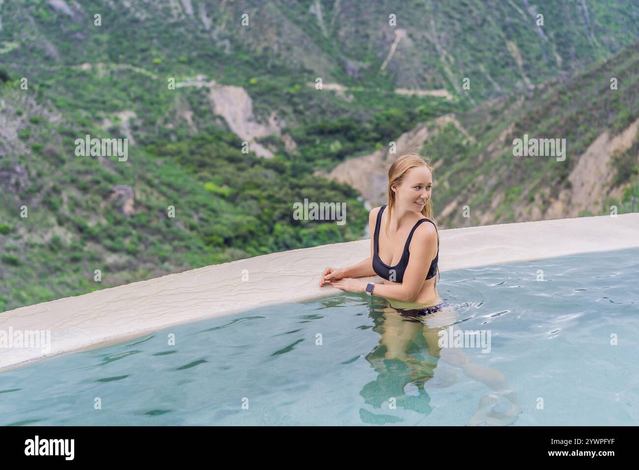 Weibliche Touristen in den heißen Quellen von Grutas Tolantongo, Mexiko. Abenteuer, Entspannung und natürliches Wellness-Konzept Stockfoto
