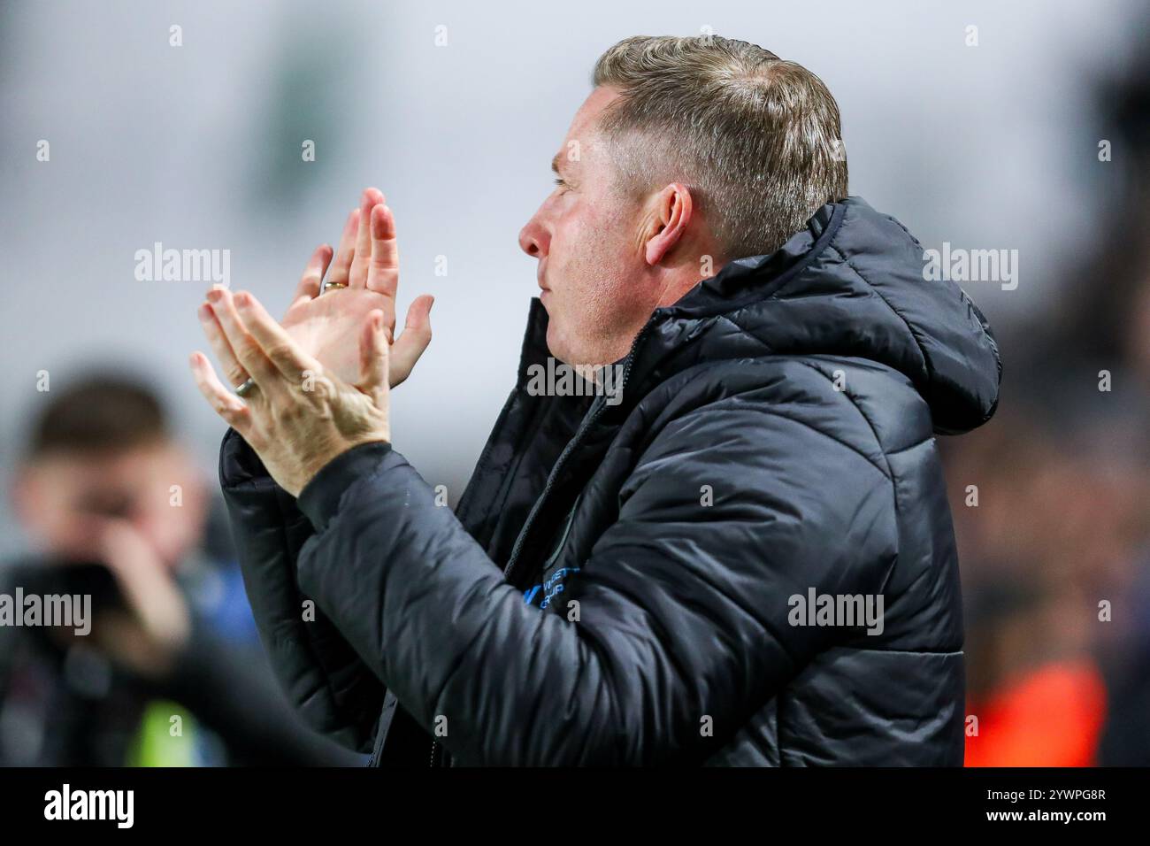 London, Großbritannien. Dezember 2024. Neil Harris von Millwall reagiert vor dem Sky Bet Championship Match Millwall gegen Sheffield United am 11. Dezember 2024 in London, Großbritannien (Foto: Izzy Poles/News Images) 2024. (Foto: Izzy Poles/News Images/SIPA USA) Credit: SIPA USA/Alamy Live News Stockfoto