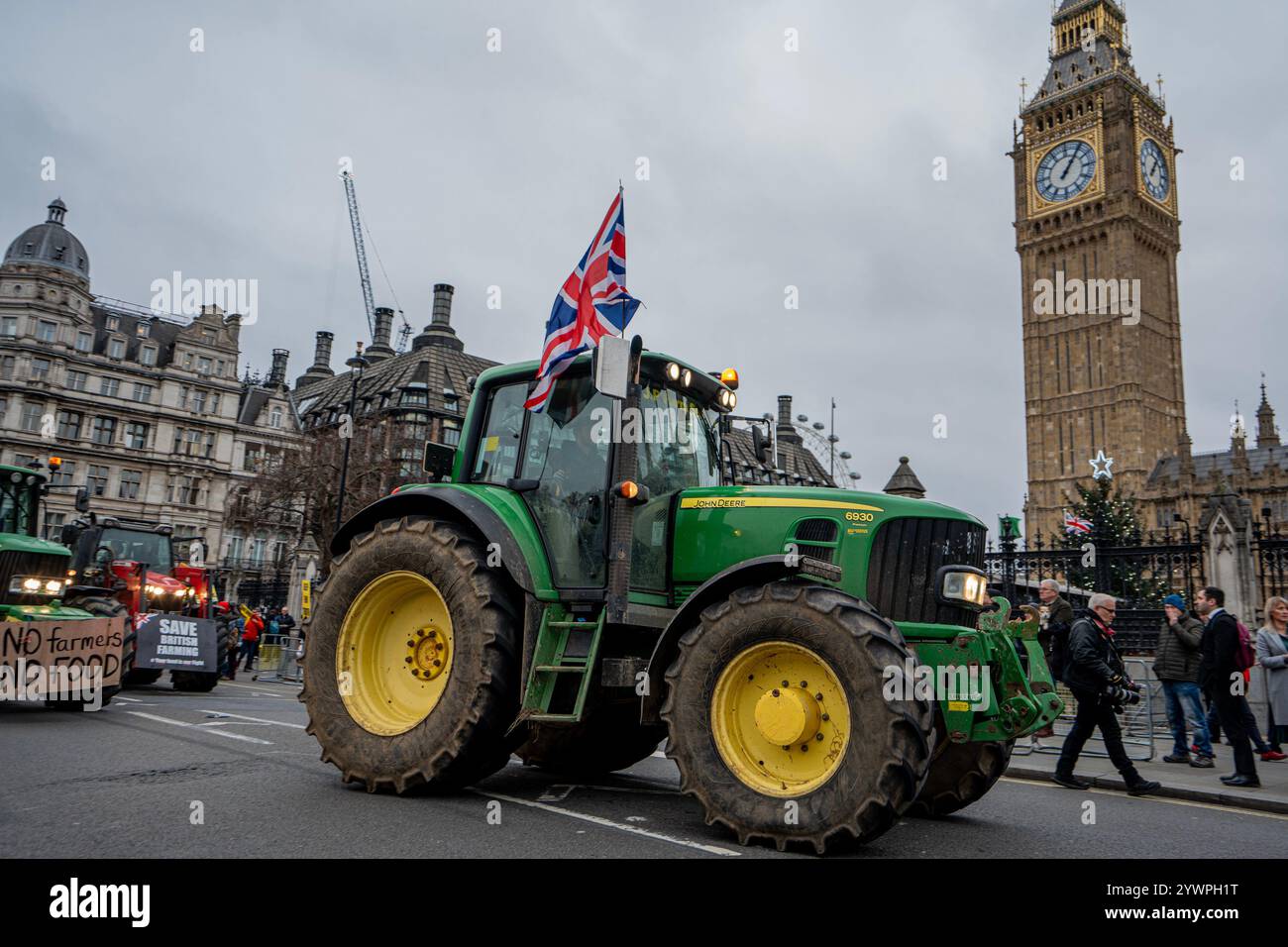 London, Großbritannien. Dezember 2024. Ein Konvoi aus Hunderten von Traktorakten, die am Parlamentsgebäude vorbeigingen, um gegen die erhöhte Erbschaftssteuer zu protestieren, die die Landwirte am härtesten treffen wird. Die Bauern trafen sich heute zum zweiten Mal in einem Monat auf dem Parlamentsplatz in Hunderten von Traktoren zusammen, um gegen die Erbanhebung der Erbschaftssteuer durch die Regierung zu protestieren, die die Steuern für die Landwirtschaft erheblich erhöht. (Foto: Lab Ky Mo/SOPA Images/SIPA USA) Credit: SIPA USA/Alamy Live News Stockfoto