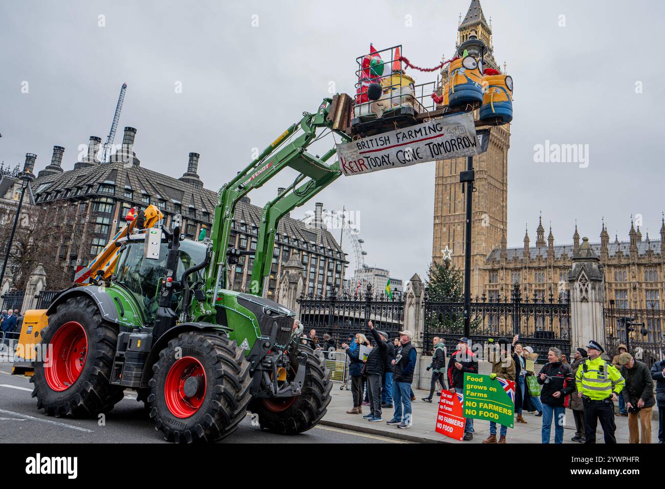 London, Großbritannien. Dezember 2024. Ein Konvoi aus Hunderten von Traktorakten, die am Parlamentsgebäude vorbeigingen, um gegen die erhöhte Erbschaftssteuer zu protestieren, die die Landwirte am härtesten treffen wird. Die Bauern trafen sich heute zum zweiten Mal in einem Monat auf dem Parlamentsplatz in Hunderten von Traktoren zusammen, um gegen die Erbanhebung der Erbschaftssteuer durch die Regierung zu protestieren, die die Steuern für die Landwirtschaft erheblich erhöht. (Foto: Lab Ky Mo/SOPA Images/SIPA USA) Credit: SIPA USA/Alamy Live News Stockfoto