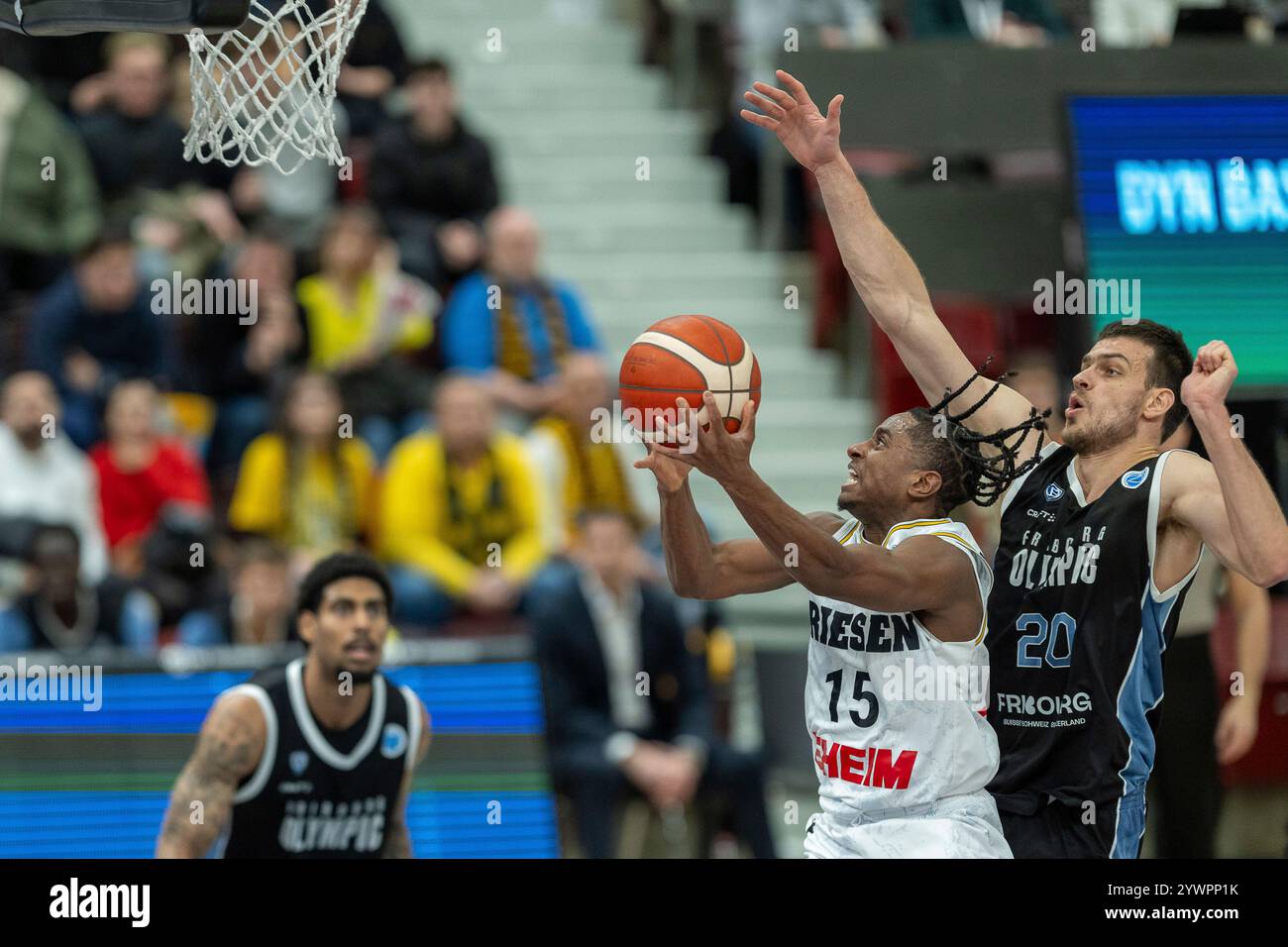 Ezra Manjon (MHP Riesen Ludwigsburg, #15), Arnaud Cotture (Fribourg Olympic Basket, #20), GER, MHP Riesen Ludwigsburg vs. Fribourg Olympic Basket, Basketball, FIBA, Europacup, Best of 16, 2. Spieltag, Spielzeit 2024/2025, 11.12.2024, Foto: Eibner-Pressefoto/Sascha Walther Stockfoto
