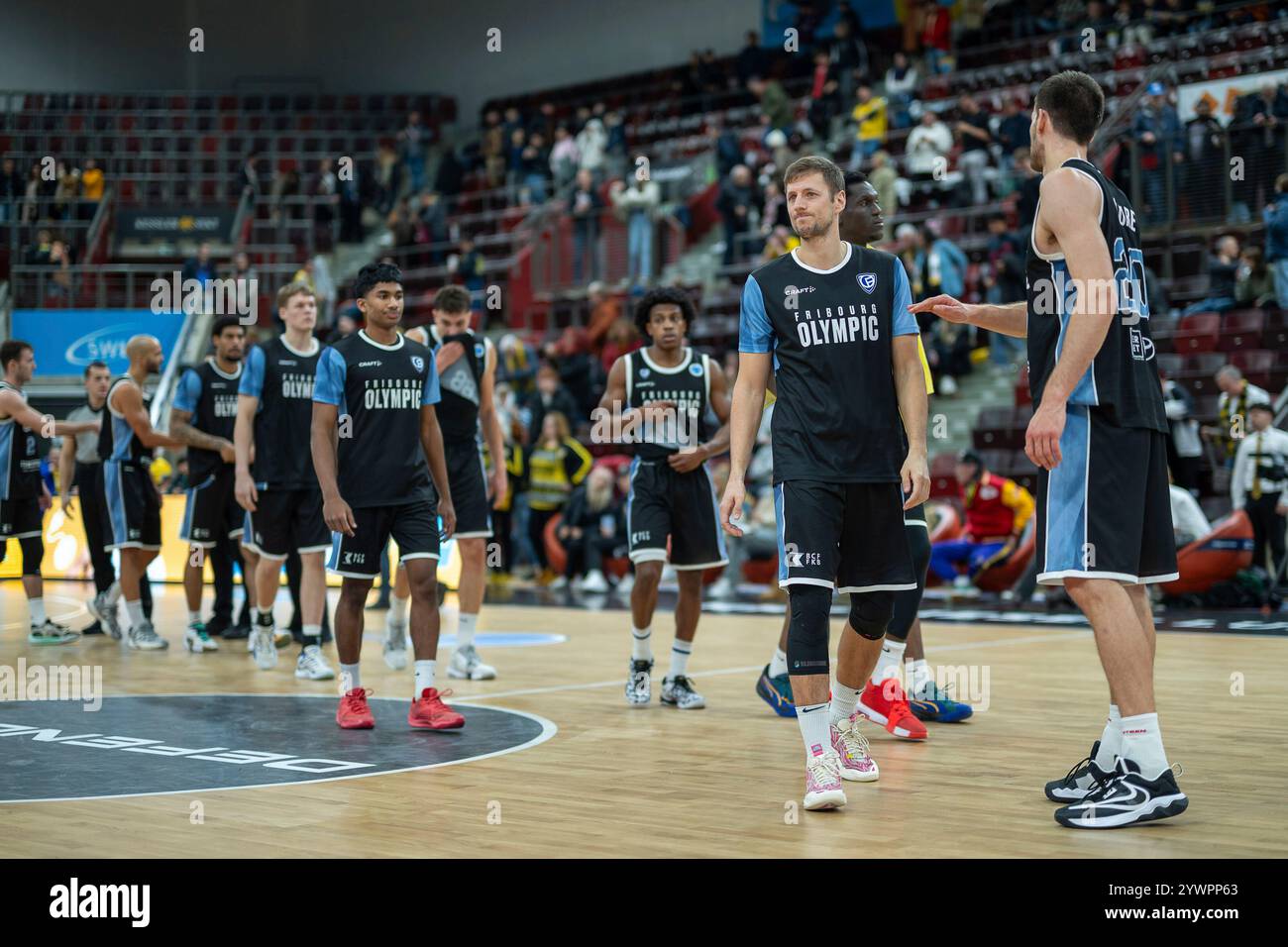 Enttaeuschung bei den Spielern von Fribourg, GER, MHP Riesen Ludwigsburg vs. Fribourg Olympic Basket, Basketball, FIBA, Europacup, Best of 16, 2. Spieltag, Spielzeit 2024/2025, 11.12.2024, Foto: Eibner-Pressefoto/Sascha Walther Stockfoto