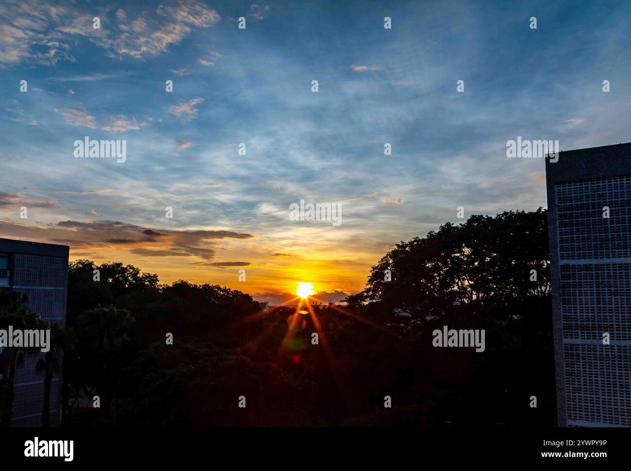 Sonnenaufgang mit intensiven natürlichen orangen Lichtern und idyllischer dramatischer Landschaft Stockfoto