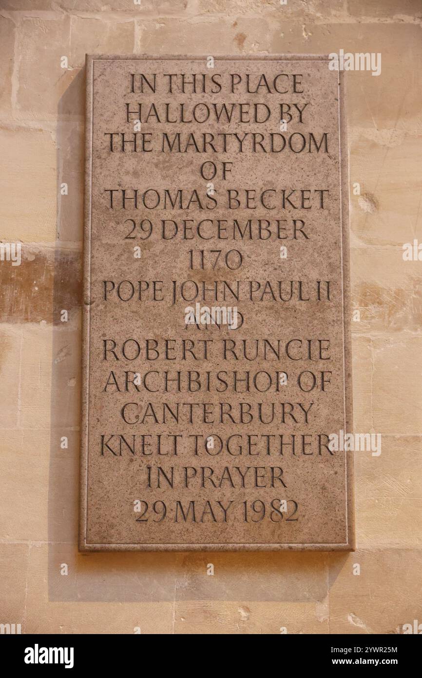 Das Martyrium in der Kathedrale von Canterbury, markiert den Ort, an dem Thomas Becket in der Abenddämmerung am 29. Dezember 1170 von den Rittern Heinrichs II. Ermordet wurde. Stockfoto