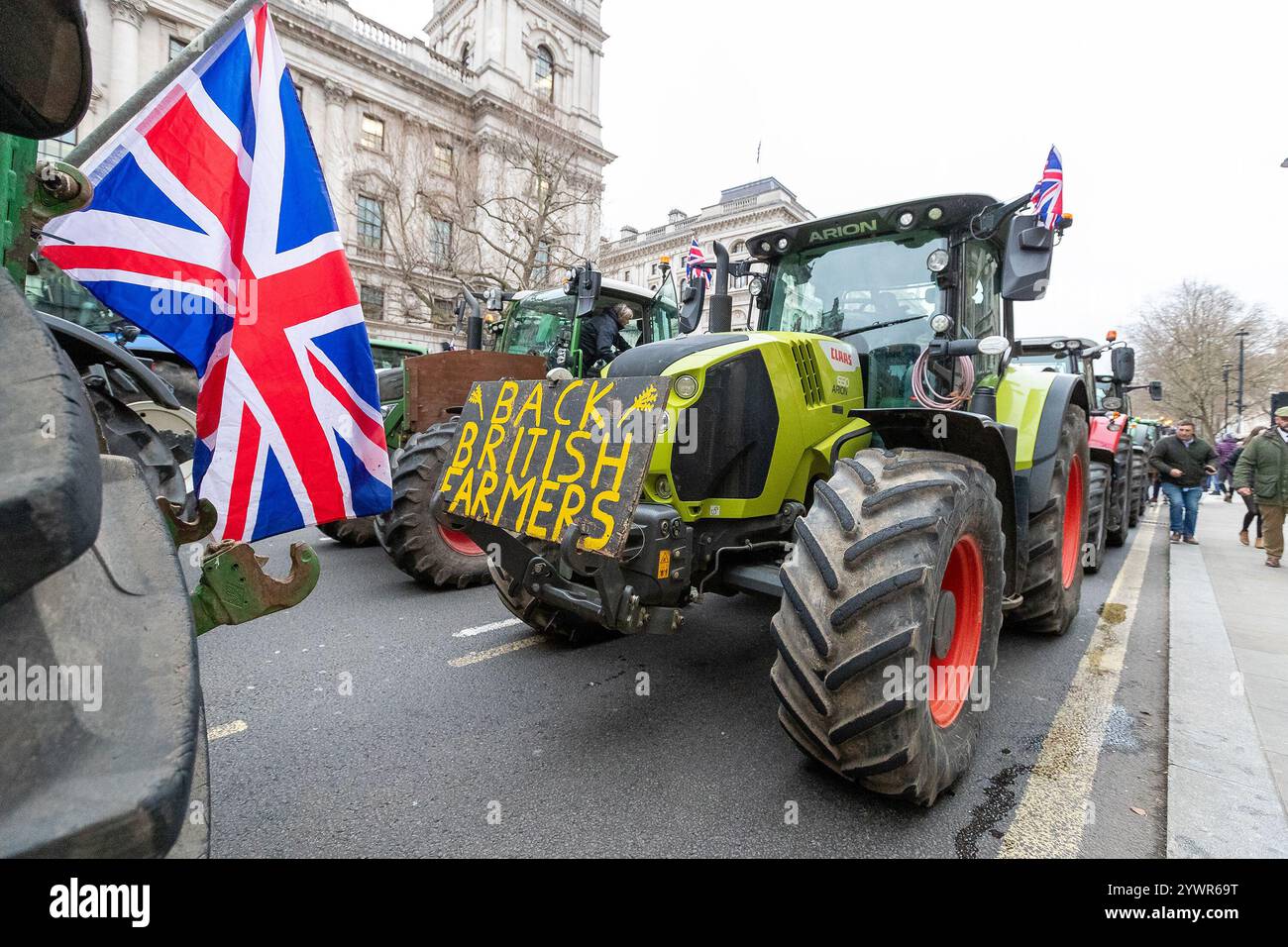 Parliament Square, London, Großbritannien – Mittwoch, 11. November 2024 Hunderte von Traktoren sind auf Westminster gefallen, als Landwirte aus ganz Großbritannien ihre Proteste gegen Regierungspolitik eskalierten, die sie als schädlich für die britische Landwirtschaft ansehen. Die von Save British Farming und Kent Fairness for Farmers organisierte Demonstration war eine direkte Reaktion auf die vorgeschlagenen Änderungen der Erbschaftssteuer für landwirtschaftliche Betriebe und den zunehmenden regulatorischen Druck auf den Agrarsektor. Der Protest soll die Aufmerksamkeit auf die finanziellen Herausforderungen lenken, die die Zukunft der britischen Familienbetriebe gefährden. Stockfoto