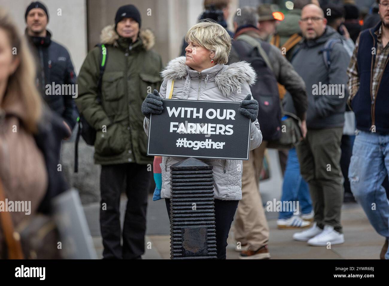 Parliament Square, London, Großbritannien – Mittwoch, 11. November 2024 Hunderte von Traktoren sind auf Westminster gefallen, als Landwirte aus ganz Großbritannien ihre Proteste gegen Regierungspolitik eskalierten, die sie als schädlich für die britische Landwirtschaft ansehen. Die von Save British Farming und Kent Fairness for Farmers organisierte Demonstration war eine direkte Reaktion auf die vorgeschlagenen Änderungen der Erbschaftssteuer für landwirtschaftliche Betriebe und den zunehmenden regulatorischen Druck auf den Agrarsektor. Der Protest soll die Aufmerksamkeit auf die finanziellen Herausforderungen lenken, die die Zukunft der britischen Familienbetriebe gefährden. Im Mittelpunkt der Kontroverse steht das Los Stockfoto