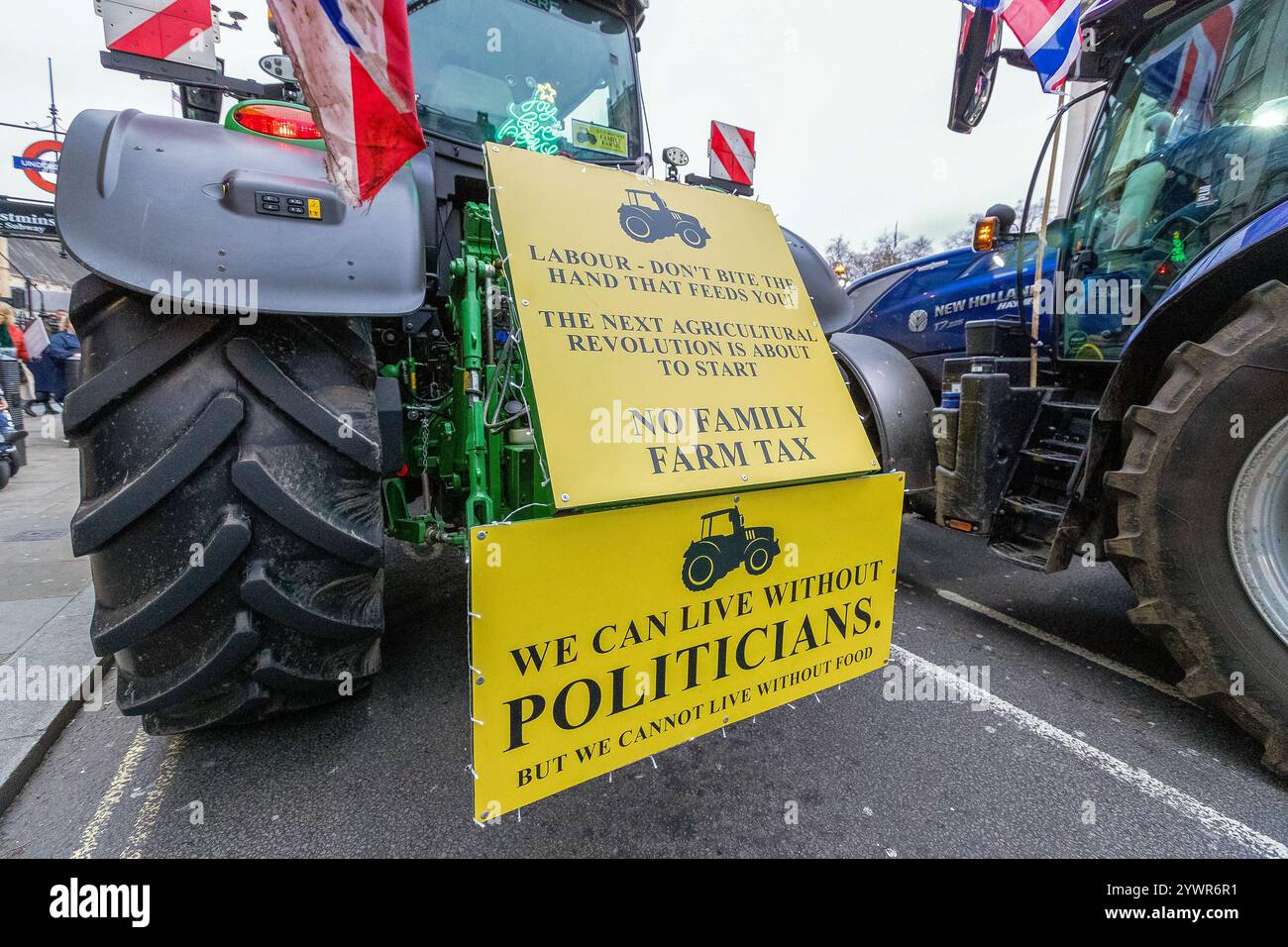 Parliament Square, London, Großbritannien – Mittwoch, 11. November 2024 Hunderte von Traktoren sind auf Westminster gefallen, als Landwirte aus ganz Großbritannien ihre Proteste gegen Regierungspolitik eskalierten, die sie als schädlich für die britische Landwirtschaft ansehen. Die von Save British Farming und Kent Fairness for Farmers organisierte Demonstration war eine direkte Reaktion auf die vorgeschlagenen Änderungen der Erbschaftssteuer für landwirtschaftliche Betriebe und den zunehmenden regulatorischen Druck auf den Agrarsektor. Der Protest soll die Aufmerksamkeit auf die finanziellen Herausforderungen lenken, die die Zukunft der britischen Familienbetriebe gefährden. Im Mittelpunkt der Kontroverse steht das Los Stockfoto