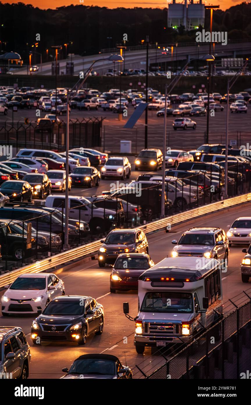 Verkehrsstaus am internationalen Flughafen Hartsfield-Jackson Atlanta, dem meistbesuchten Flughafen der Welt, in Atlanta, Georgia. (USA) Stockfoto