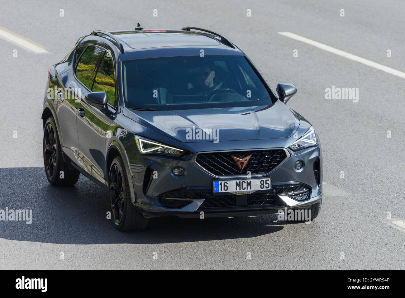 ISTANBUL, TÜRKEI - 6. OKTOBER 2024: Cupra Formentor ist ein kompakter Crossover-SUV, der von SEAT unter seiner leistungsorientierten Untermarke Cupra hergestellt wird. Stockfoto