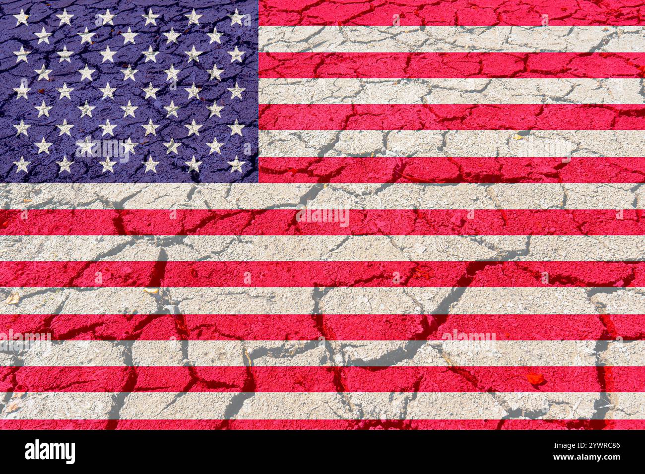 Zerrissenes Lehmseebett mit gemalter US-Flagge (Nahaufnahme). Konzept des Klimawandels, der Dürre und des Austrocknens von Wasser in den USA Stockfoto