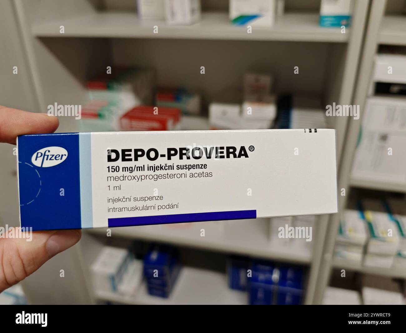 Prag, Tschechische Republik-26. Januar 2025: DEPO-PROVERA Box mit Medikamenten mit MEDROXYPROGESTERON Wirkstoff von PFIZER, zur Verhütung verwendet, bir Stockfoto
