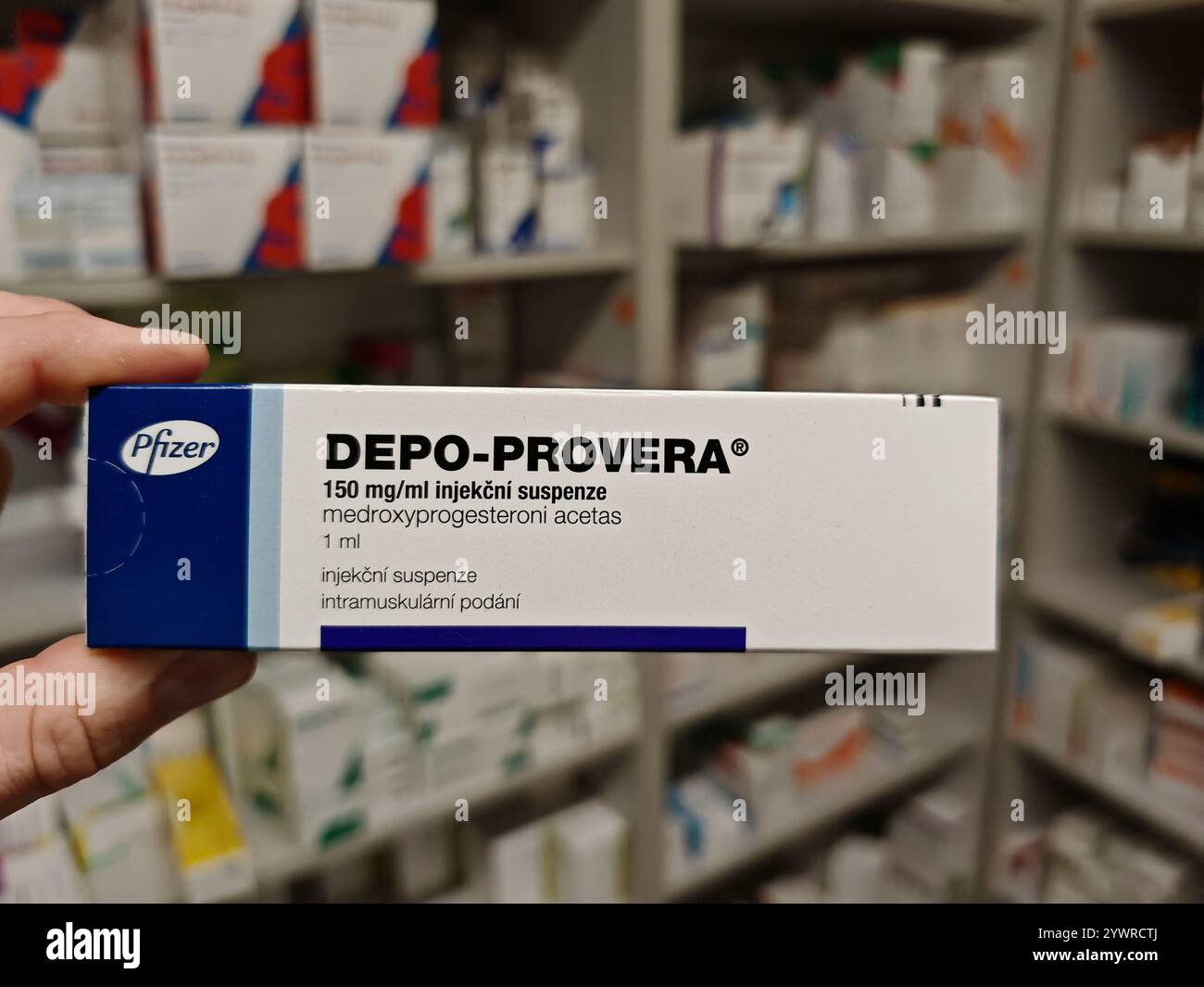 Prag, Tschechische Republik-26. Januar 2025: DEPO-PROVERA Box mit Medikamenten mit MEDROXYPROGESTERON Wirkstoff von PFIZER, zur Verhütung verwendet, bir Stockfoto