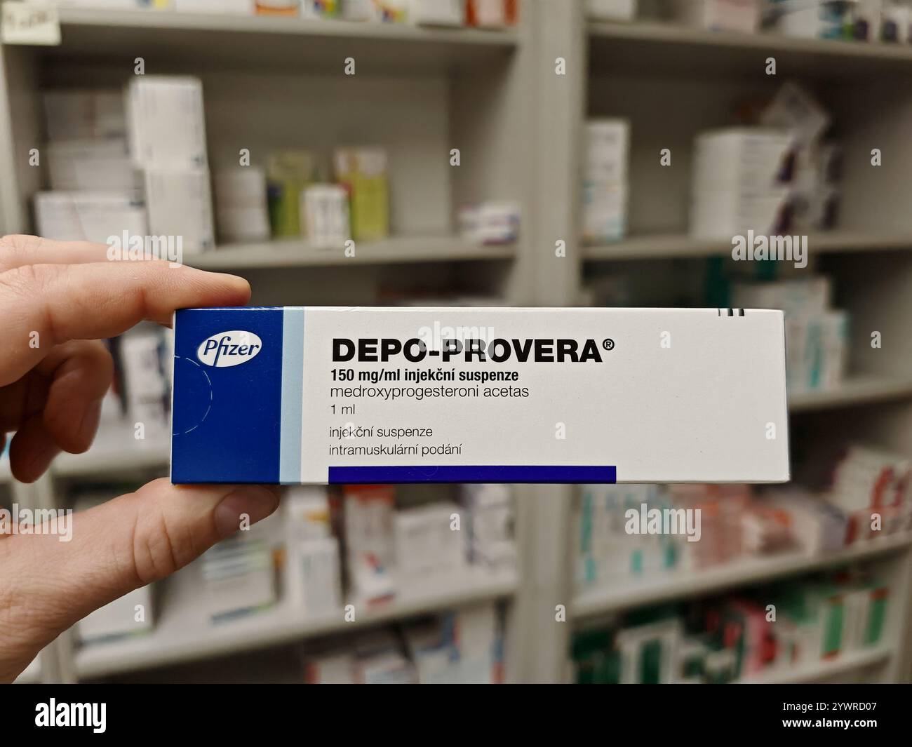 Prag, Tschechische Republik-26. Januar 2025: DEPO-PROVERA Box mit Medikamenten mit MEDROXYPROGESTERON Wirkstoff von PFIZER, zur Verhütung verwendet, bir Stockfoto