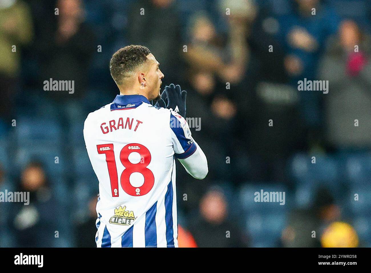 #18, Karlan Grant von der WBA zeigt seine Wertschätzung für die Fans während des Sky Bet Championship-Spiels zwischen West Bromwich Albion und Coventry City in den Hawthorns, West Bromwich am Mittwoch, den 11. Dezember 2024. (Foto: Stuart Leggett | MI News) Credit: MI News & Sport /Alamy Live News Stockfoto
