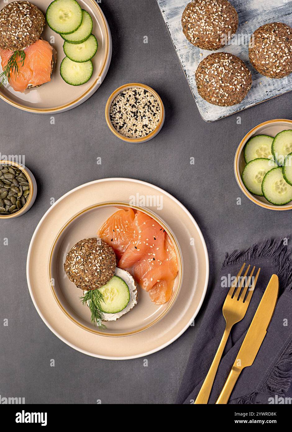 Lebensmittelfotografie von Sandwiches mit Keto-Brötchen, kohlenhydratarmem Brot, Flohschale, Sonnenblumen, Kürbis- und Sesamsamen, Mandelmehl, ketogener Diät, geräuchert Stockfoto