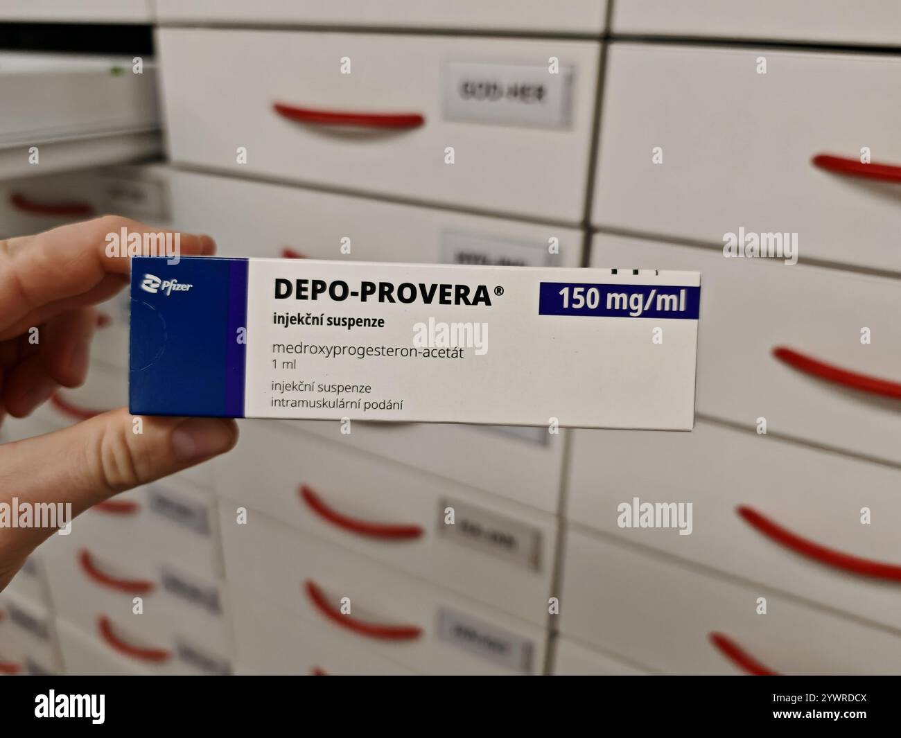 Prag, Tschechische Republik-26. Januar 2025: DEPO-PROVERA Box mit Medikamenten mit MEDROXYPROGESTERON Wirkstoff von PFIZER, zur Verhütung verwendet, bir Stockfoto