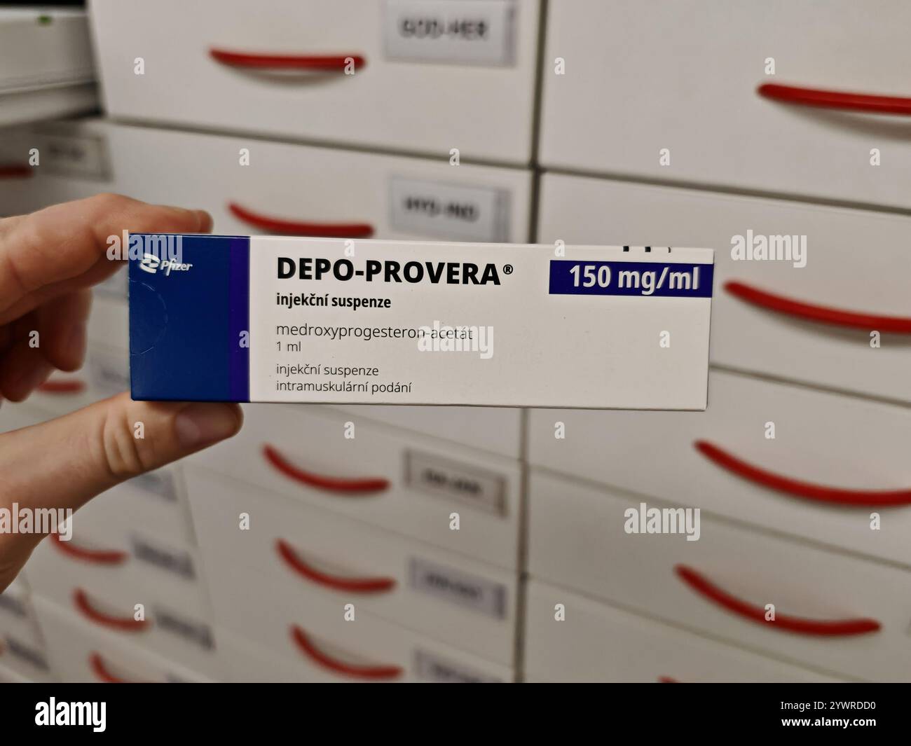 Prag, Tschechische Republik-26. Januar 2025: DEPO-PROVERA Box mit Medikamenten mit MEDROXYPROGESTERON Wirkstoff von PFIZER, zur Verhütung verwendet, bir Stockfoto