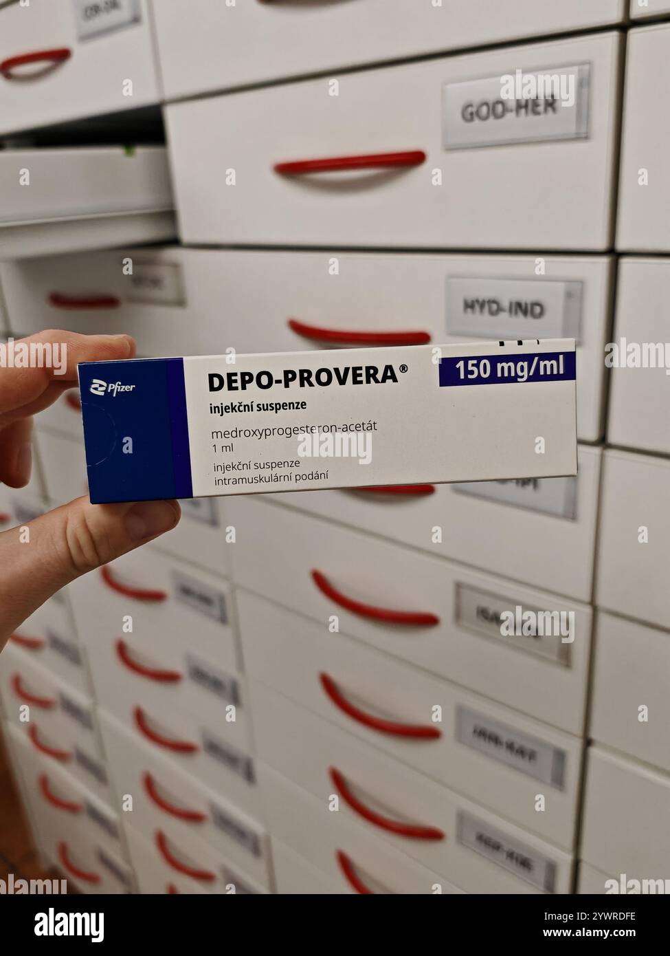 Prag, Tschechische Republik-26. Januar 2025: DEPO-PROVERA Box mit Medikamenten mit MEDROXYPROGESTERON Wirkstoff von PFIZER, zur Verhütung verwendet, bir Stockfoto