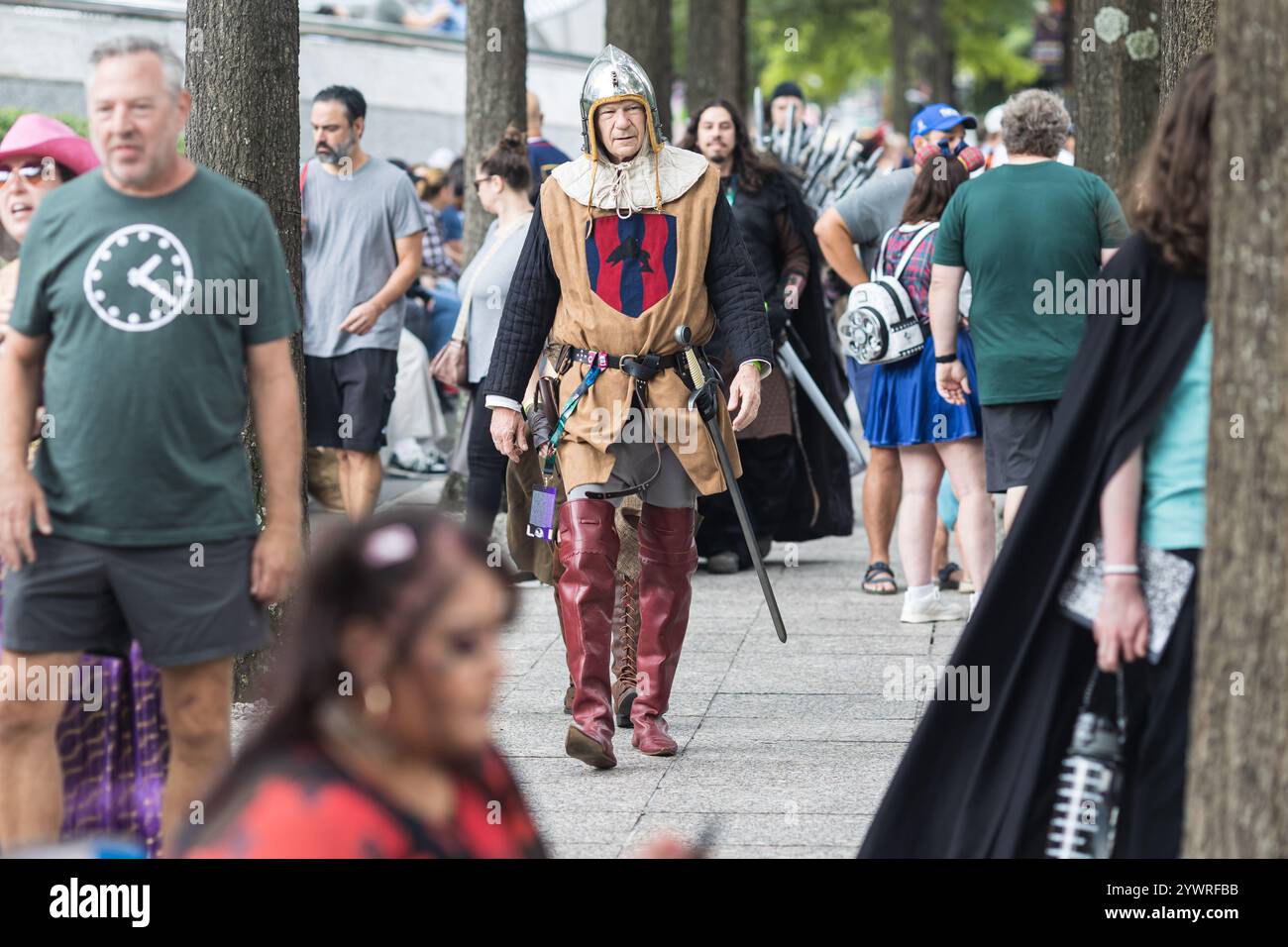 Atlanta, GA/USA – 2. September 2023: Ein Mann trägt ein mittelalterliches englisches Ritterkostüm, während er sich auf den jährlichen Dragon Con-Parade vorbereitet. Stockfoto
