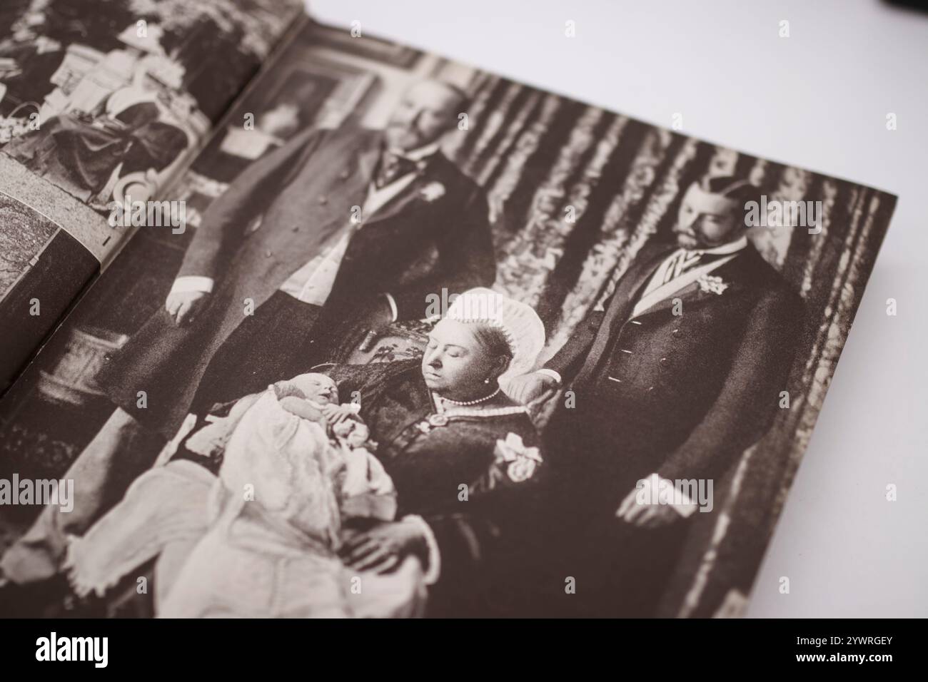 Altes Foto von Königin victoria, die das Baby George VI hält, aus dem Buch von 1935 „seine Majestät der König“ Stockfoto