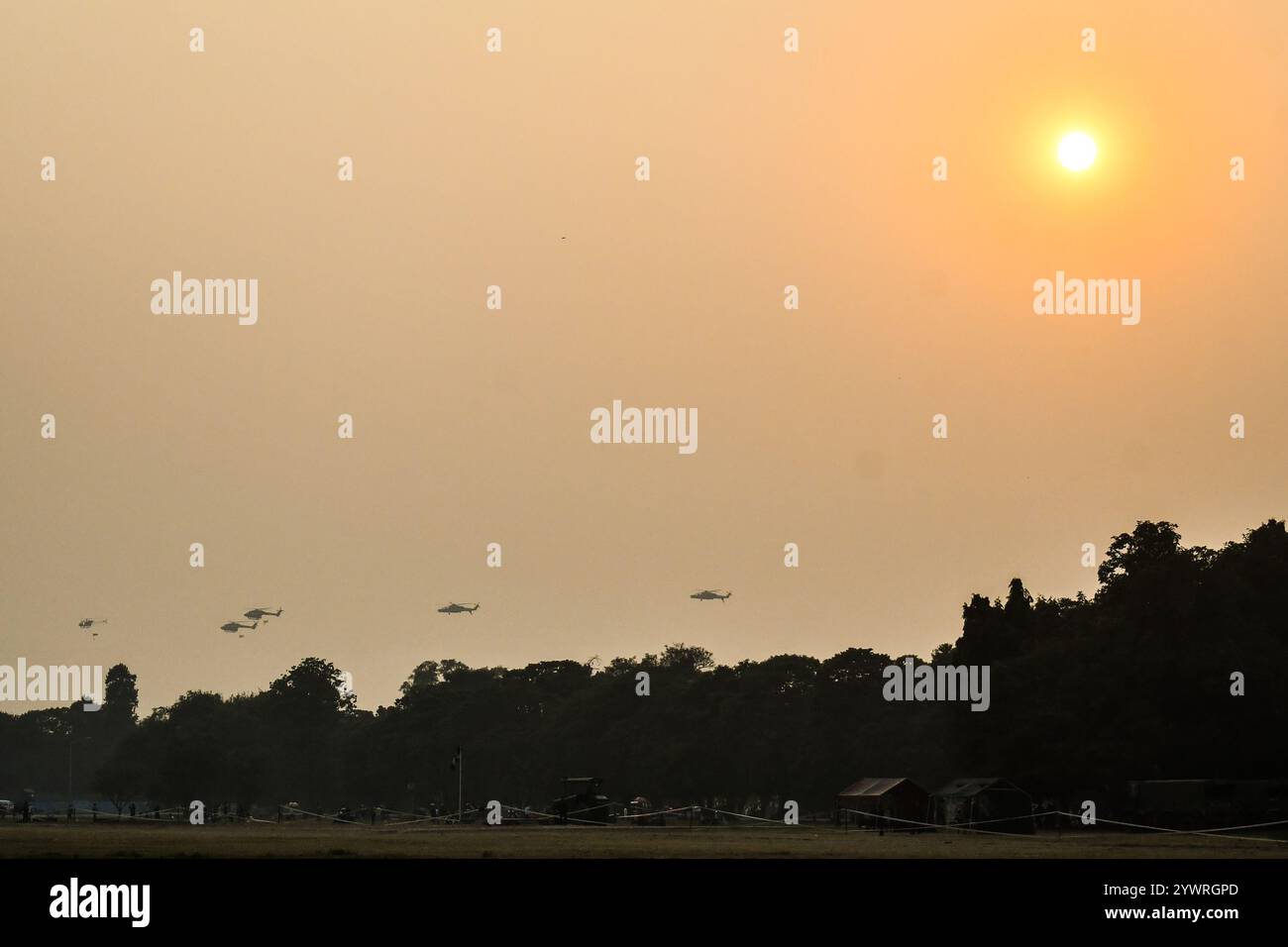 Kalkutta, Indien. Dezember 2024. Indische Armee mit Helikoptern führen während der Proben eine Übung vor Vijay Diwas Beobachtung durch. Vijay Diwas wird jährlich am 16. Dezember gefeiert, um den Sieg der indischen Streitkräfte über Pakistan im Bangladesch-Befreiungskrieg 1971 zu ehren. Quelle: SOPA Images Limited/Alamy Live News Stockfoto