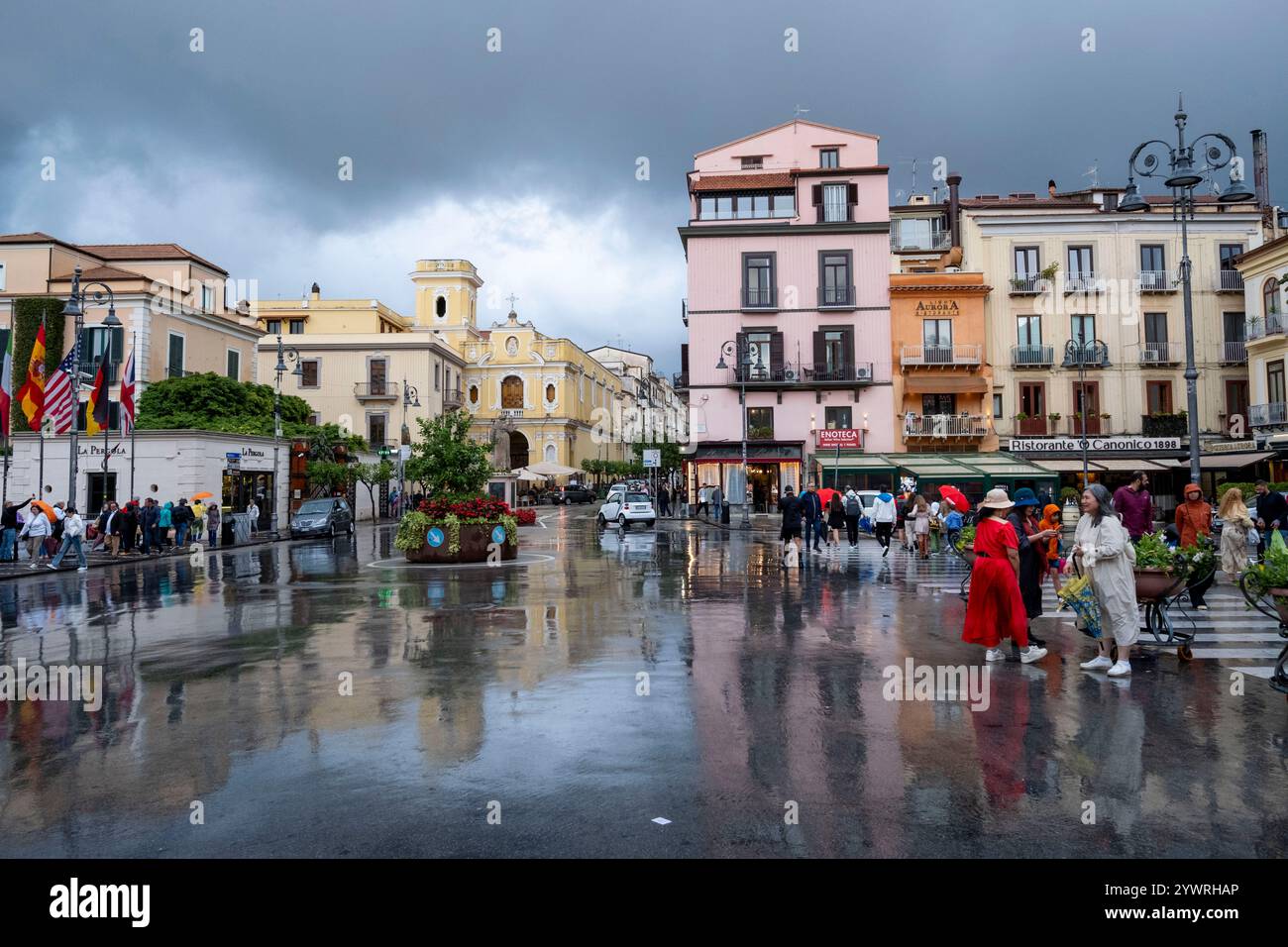 Piazza Tasso und Corsa Italia Straße nach starkem Regen, Sorrento, Kampanien, Italien Stockfoto