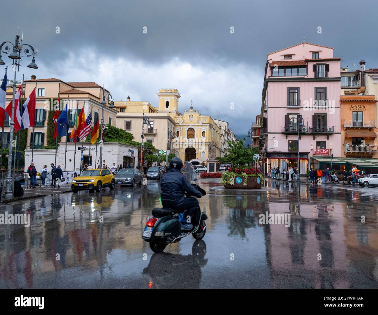 Piazza Tasso und Corsa Italia Straße nach starkem Regen, Sorrento, Kampanien, Italien Stockfoto