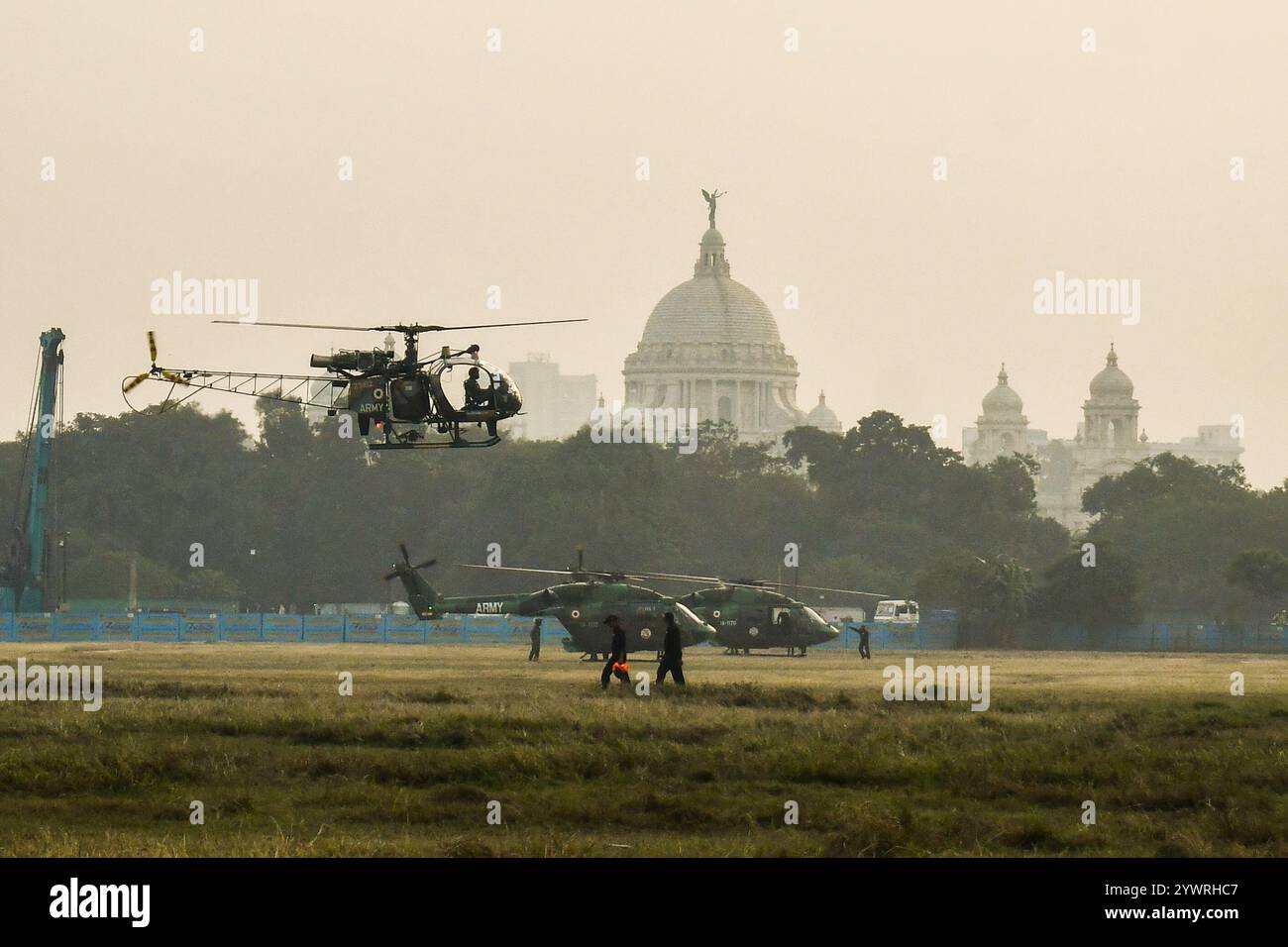 Kalkutta, Indien. Dezember 2024. Indische Armee mit Helikoptern führen während der Proben eine Übung vor Vijay Diwas Beobachtung durch. Vijay Diwas wird jährlich am 16. Dezember gefeiert, um den Sieg der indischen Streitkräfte über Pakistan im Bangladesch-Befreiungskrieg 1971 zu ehren. (Foto: Dipayan Bose/SOPA Images/SIPA USA) Credit: SIPA USA/Alamy Live News Stockfoto