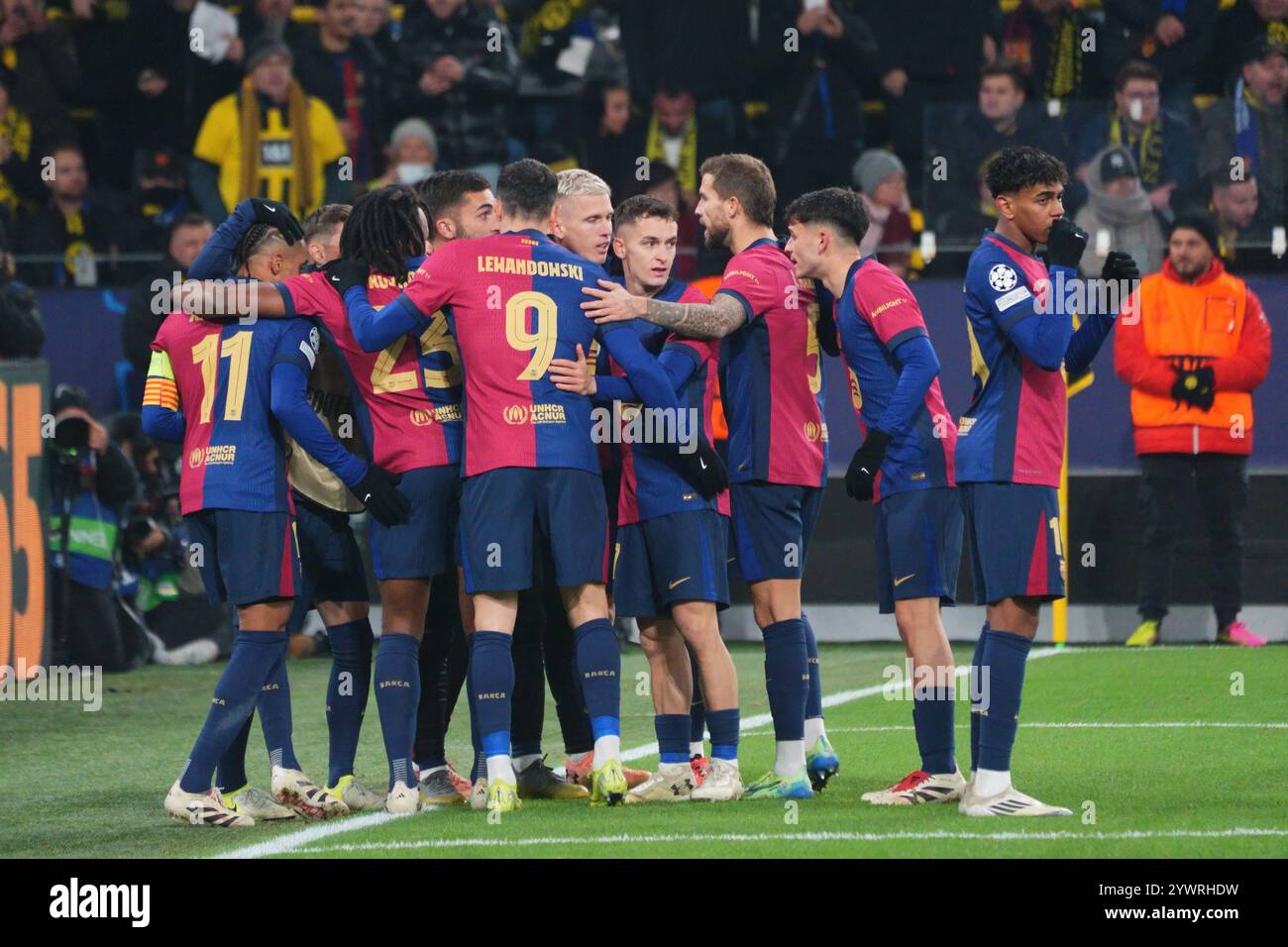 Signal Iduna Park, Dortmund, Deutschland. Dezember 2024. UEFA Champions League Fußball, Borussia Dortmund gegen Barcelona; Raphinha FC Barcelona feiert mit seinen Teamkollegen nach 0-1 Treffern in der 52. Minute Credit: Action Plus Sports/Alamy Live News Stockfoto