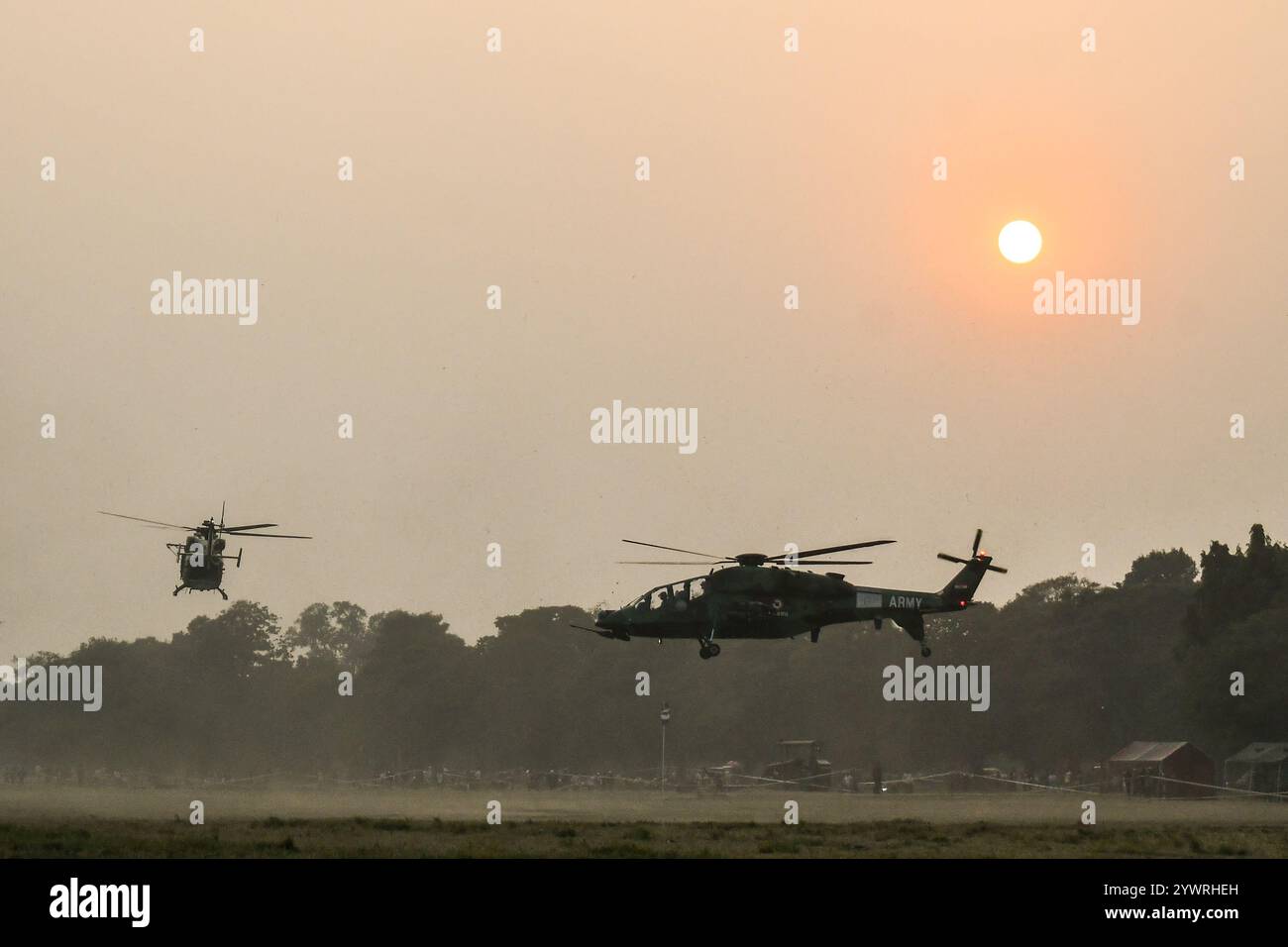 Kalkutta, Indien. Dezember 2024. Indische Armee mit Helikoptern führen während der Proben eine Übung vor Vijay Diwas Beobachtung durch. Vijay Diwas wird jährlich am 16. Dezember gefeiert, um den Sieg der indischen Streitkräfte über Pakistan im Bangladesch-Befreiungskrieg 1971 zu ehren. (Foto: Dipayan Bose/SOPA Images/SIPA USA) Credit: SIPA USA/Alamy Live News Stockfoto