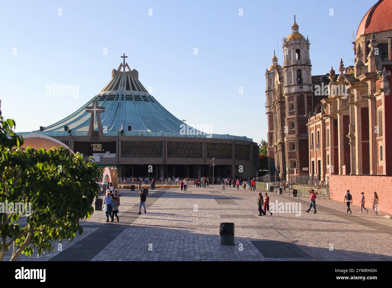 Mexiko-Stadt, Mexiko - 26. November 2024: Die Basilika Santa Maria de Guadalupe ist ein Heiligtum der katholischen Kirche, die der Jungfrau von Guadalupe geweiht ist Stockfoto