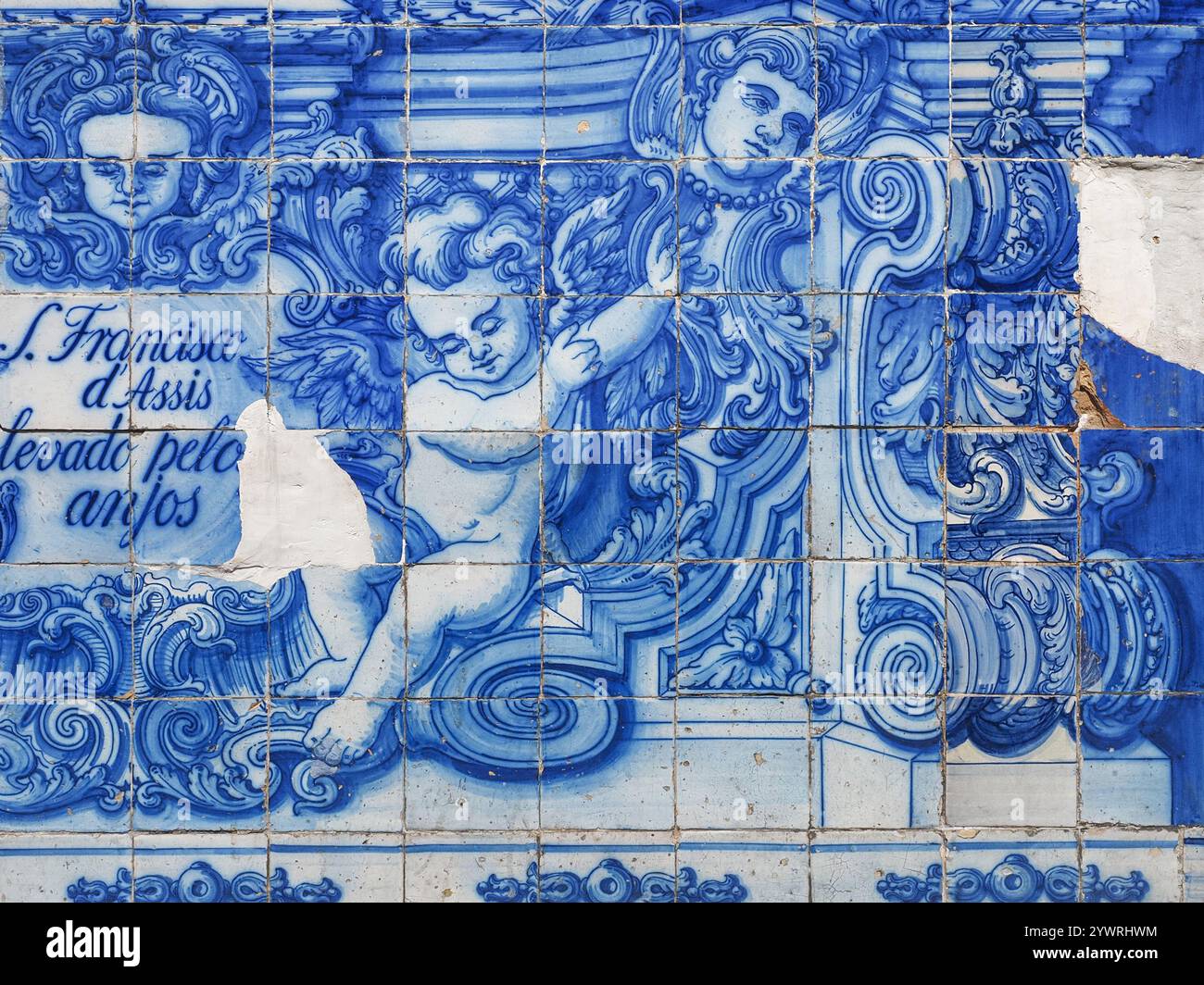 Fragment einer kunstvollen Außenfassade. Berühmte Kapelle der Seelen. Die Kirche ist mit blauen und weißen Azulejo-Fliesen bedeckt, mit religiösen Szenen und Engeln. Stockfoto