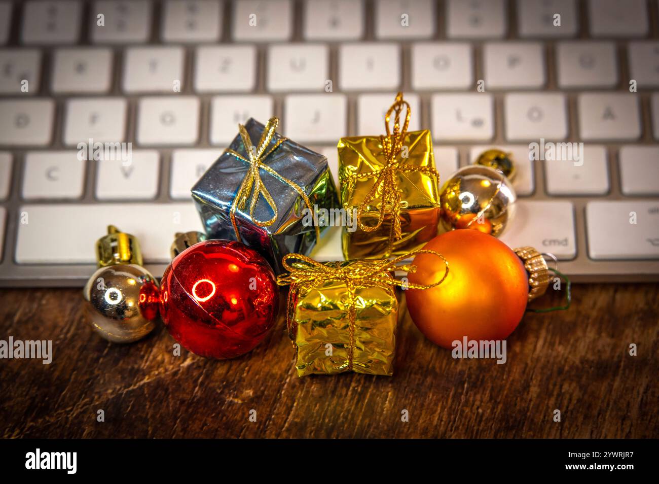 12.12.2024, immer beliebter: Weihnachtsgeschenke Online-Einkäufe, Symbolbild. 12.12.2024, Weihnachtsgeschenke 12.12.2024, Weihnachtsgeschenke *** 12 12 2024, immer beliebter werdende Weihnachtsgeschenke Online-Shopping, Symbolbild 12 12 12 2024, Weihnachtsgeschenke 12 12 2024, Weihnachtsgeschenke Stockfoto