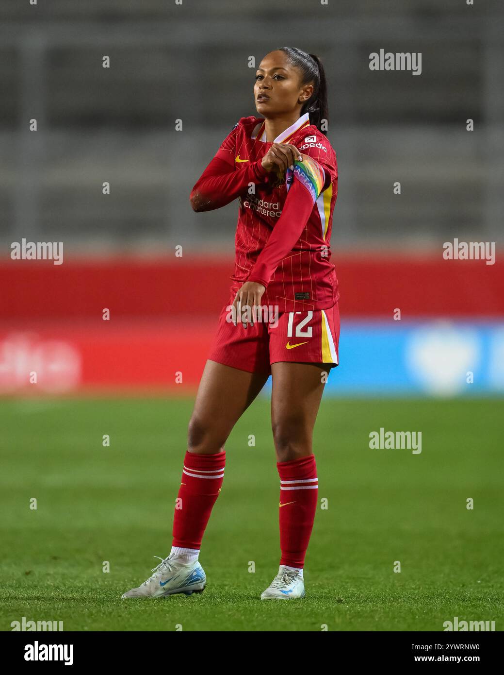 Taylor Hinds of Liverpool verstellt das Armband des Kapitäns während des Women's League Cup - Gruppenphase - Gruppe A Liverpool Women gegen Everton Women im St Helens Stadium, St Helens, Vereinigtes Königreich, 11. Dezember 2024 (Foto: Craig Thomas/News Images) in , am 12.11.2024. (Foto: Craig Thomas/News Images/SIPA USA) Stockfoto