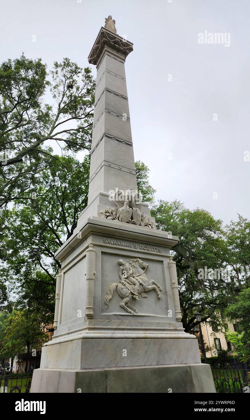 Historische Obelisken-Statue aus Marmor und Granit des Bürgerkriegs-Generals Casimir Pulaski am Monterey Square in Savannah, Georgia. Stockfoto