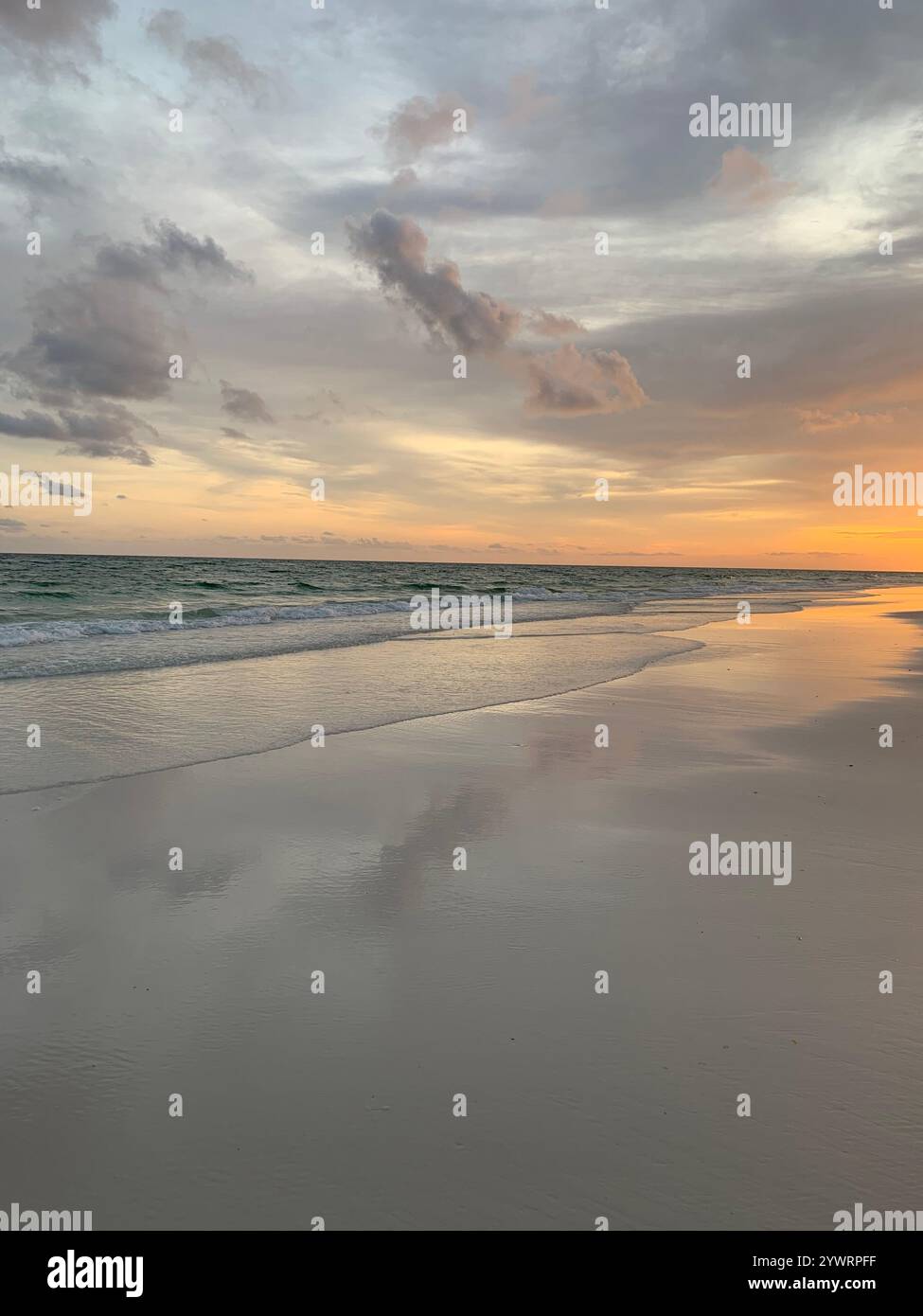 Sonnenuntergang am Strand Stockfoto