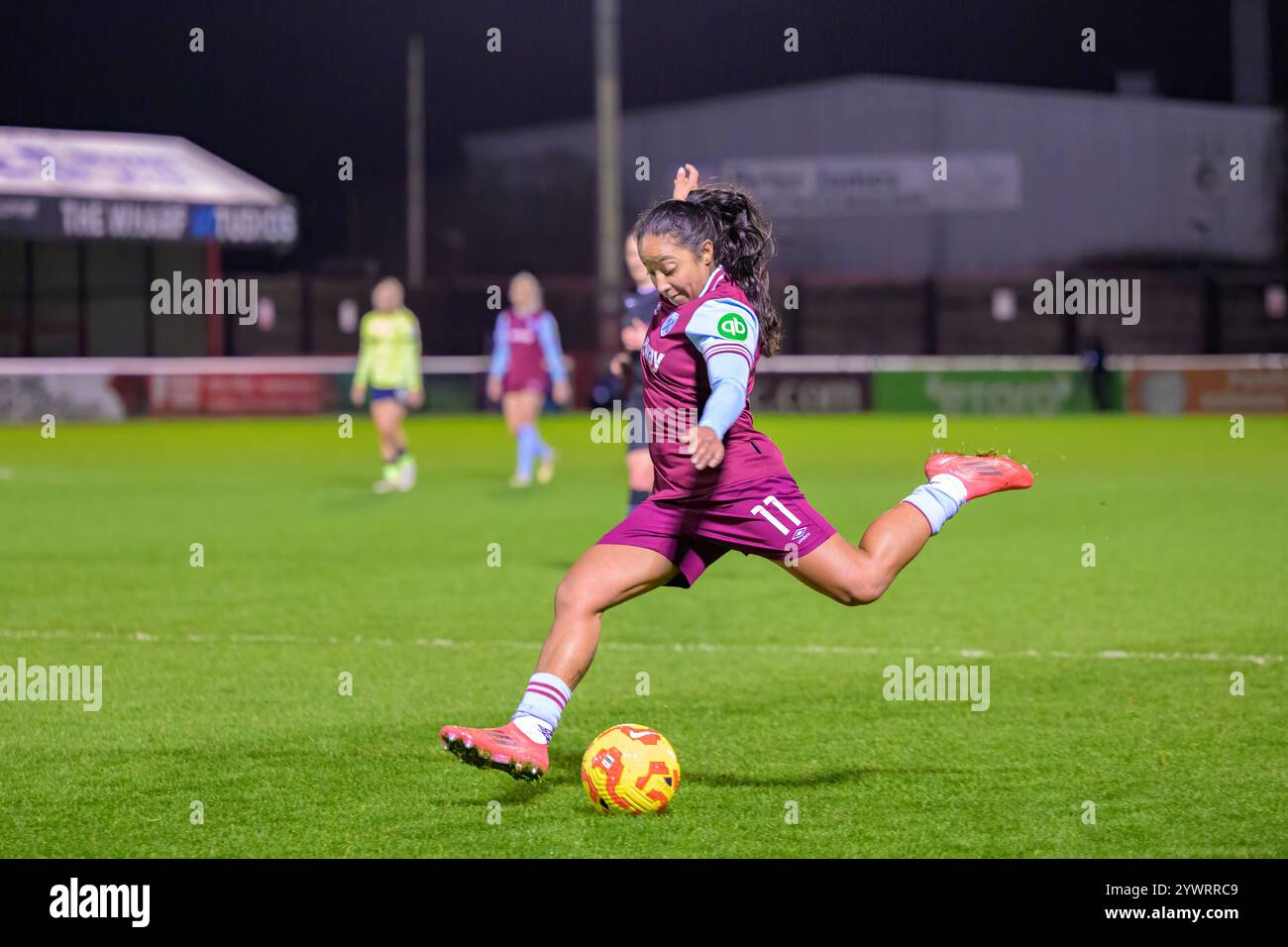 London, Großbritannien. Dezember 2024. Chigwell Construction Stadium, Victoria Road 11. Dezember 2024 Manuela Pavi (11 West Ham) schießt beim FA Womens League Cup Spiel zwischen West Ham United und Southampton FC im Chigwell Construction Stadium in London, England KM (Keeran Marquis/SPP) Foto: SPP Sport Press Photo. /Alamy Live News Stockfoto